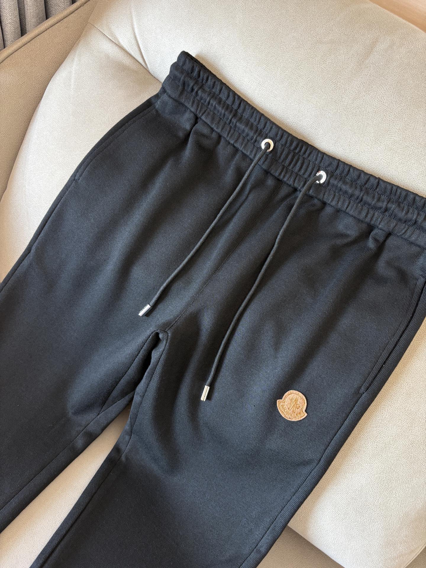 重磅推荐 男士套装 简约百搭款，不挑人穿，腰部松紧抽绳设计 出口订单标准，所有细节处理都非常到位；采用特