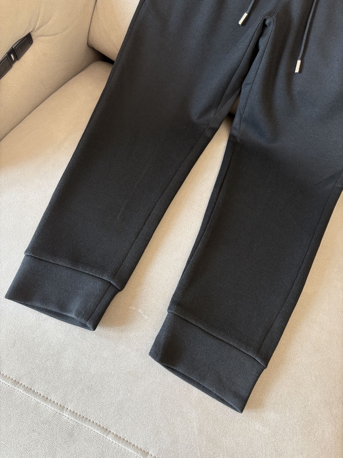 重磅推荐 男士套装 简约百搭款，不挑人穿，腰部松紧抽绳设计 出口订单标准，所有细节处理都非常到位；采用特