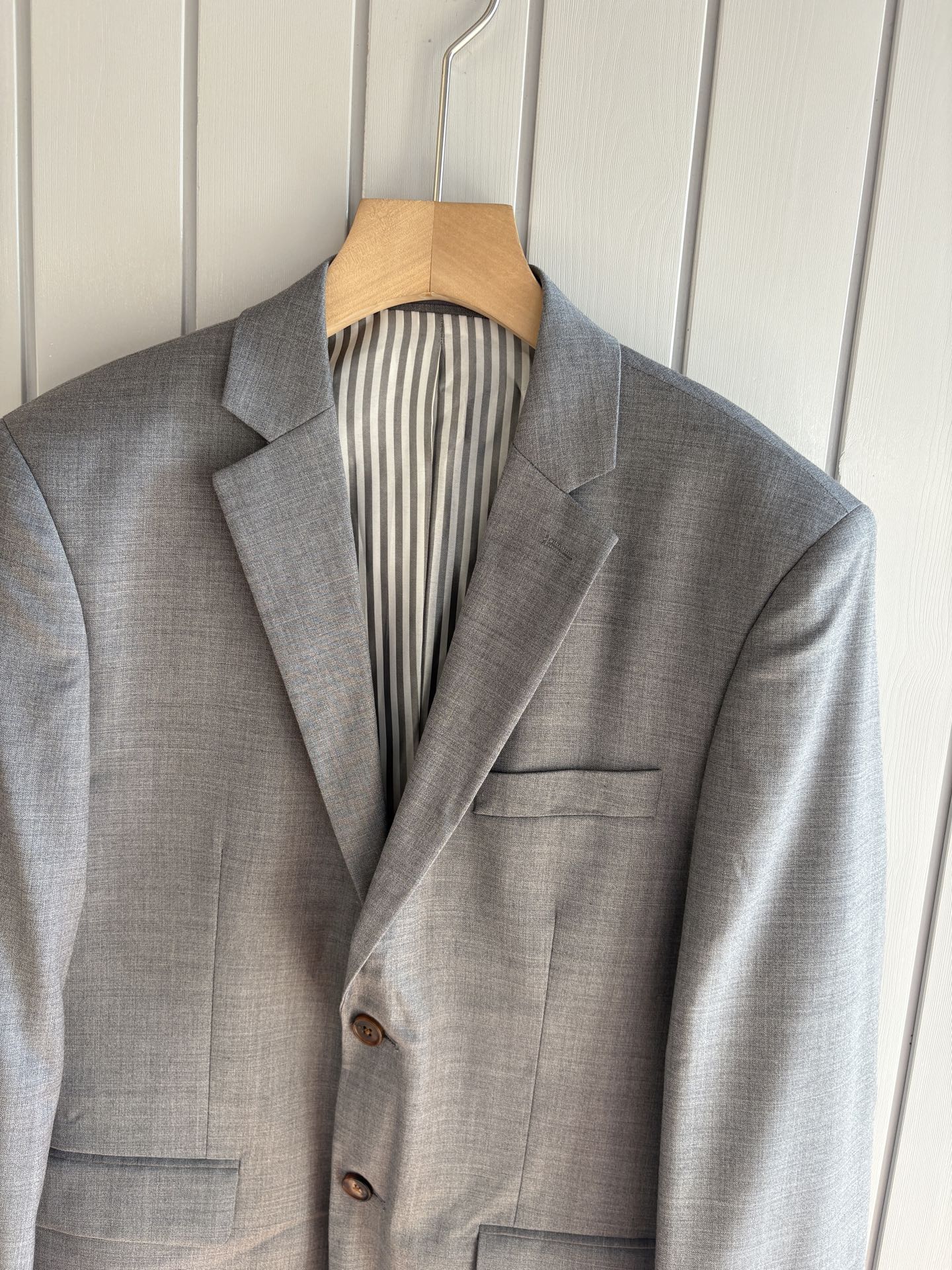 TB 家族中的极品“角色”之一,经典的双扣裁剪设计风格,售价破万那是必须的 男士羊毛套西 简约时尚的休闲