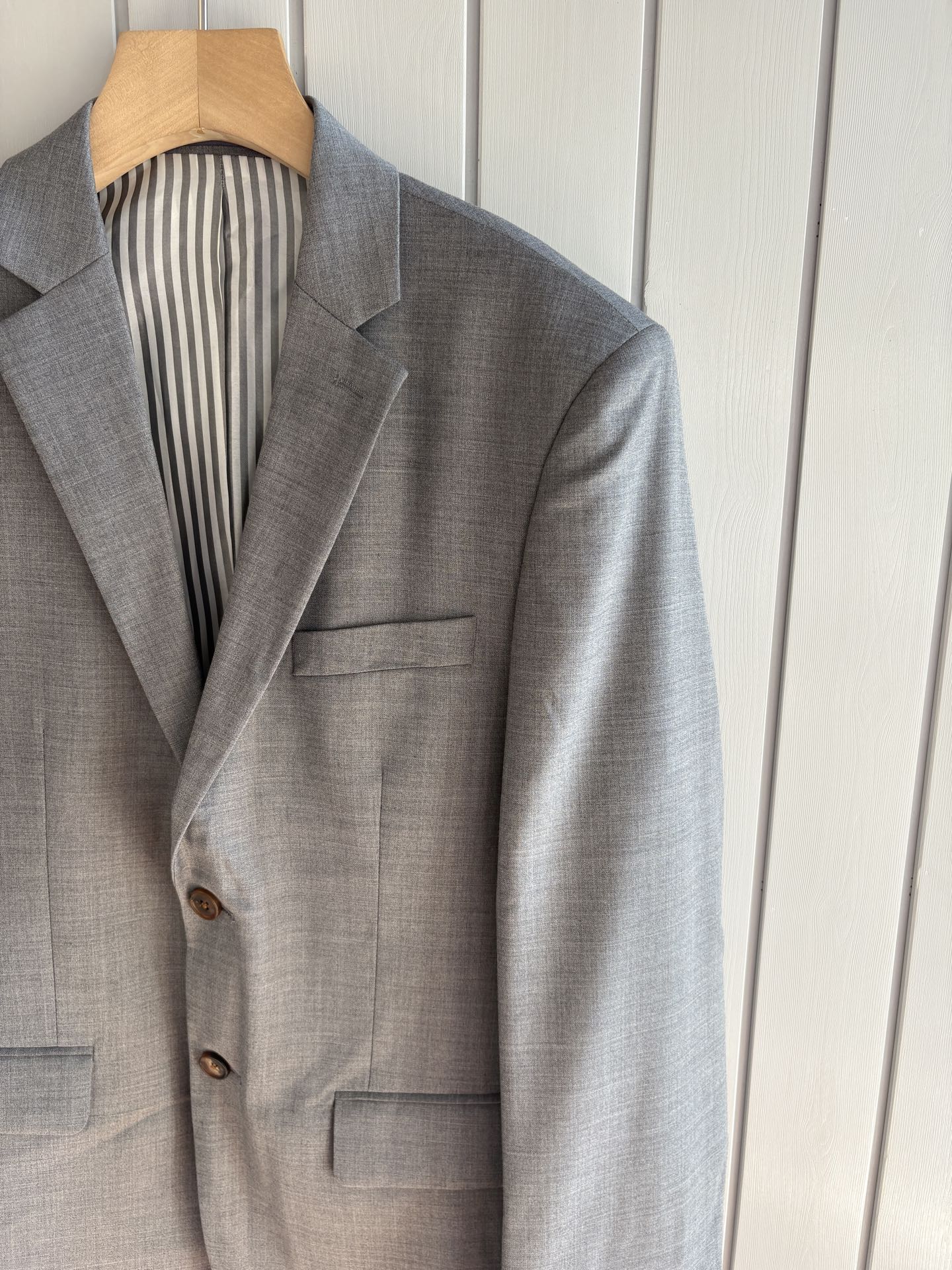 TB 家族中的极品“角色”之一,经典的双扣裁剪设计风格,售价破万那是必须的 男士羊毛套西 简约时尚的休闲