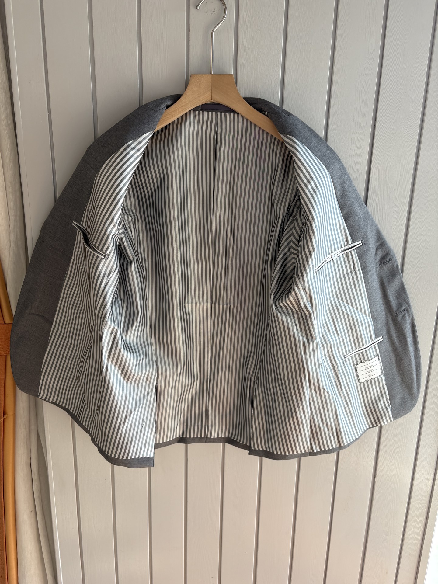 TB 家族中的极品“角色”之一,经典的双扣裁剪设计风格,售价破万那是必须的 男士羊毛套西 简约时尚的休闲