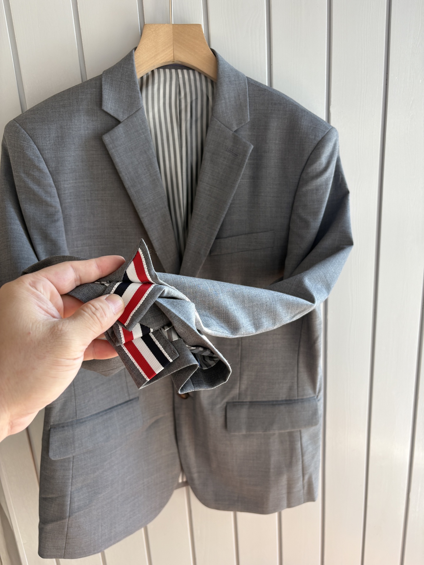 TB 家族中的极品“角色”之一,经典的双扣裁剪设计风格,售价破万那是必须的 男士羊毛套西 简约时尚的休闲