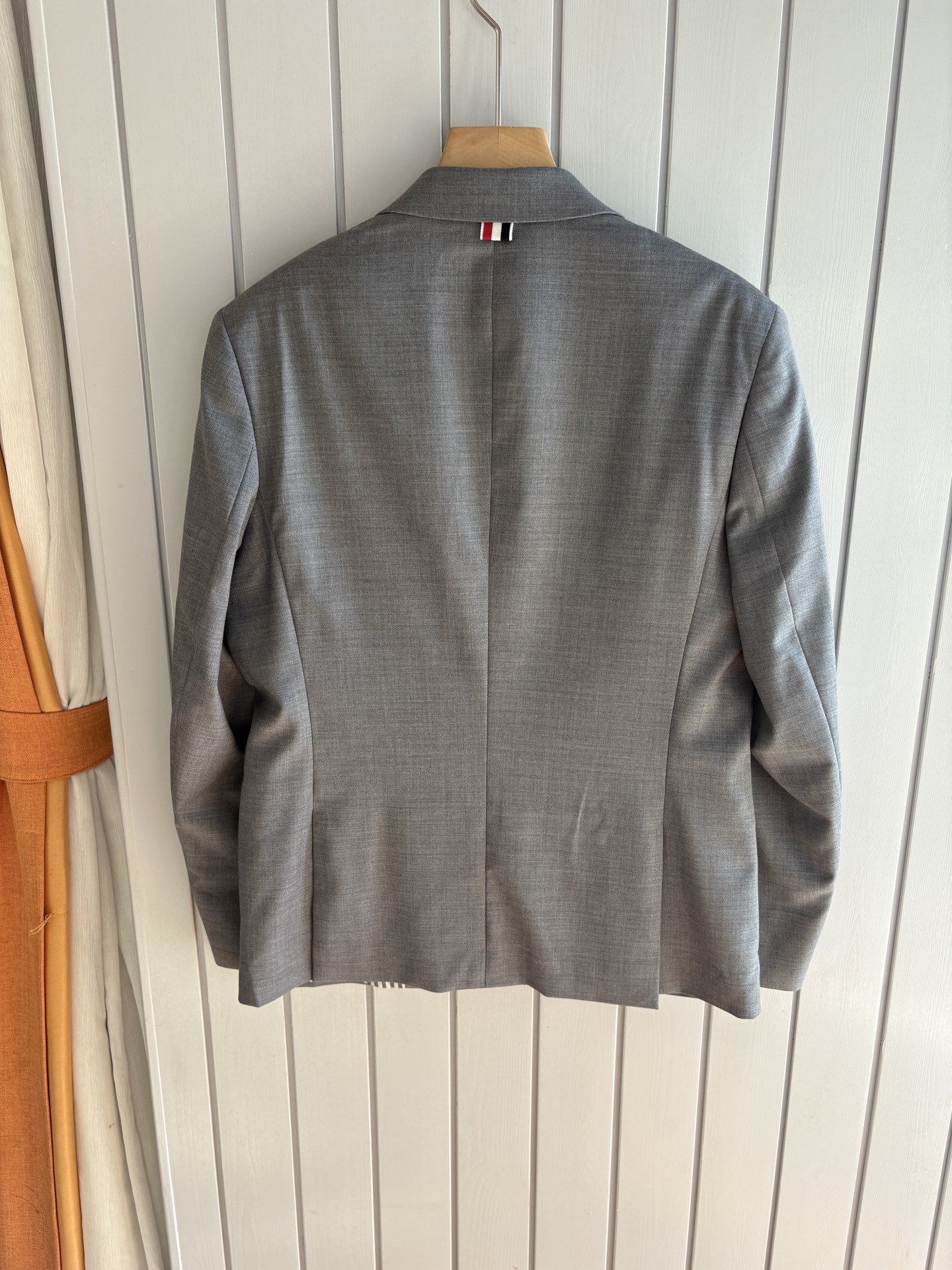 TB 家族中的极品“角色”之一,经典的双扣裁剪设计风格,售价破万那是必须的 男士羊毛套西 简约时尚的休闲