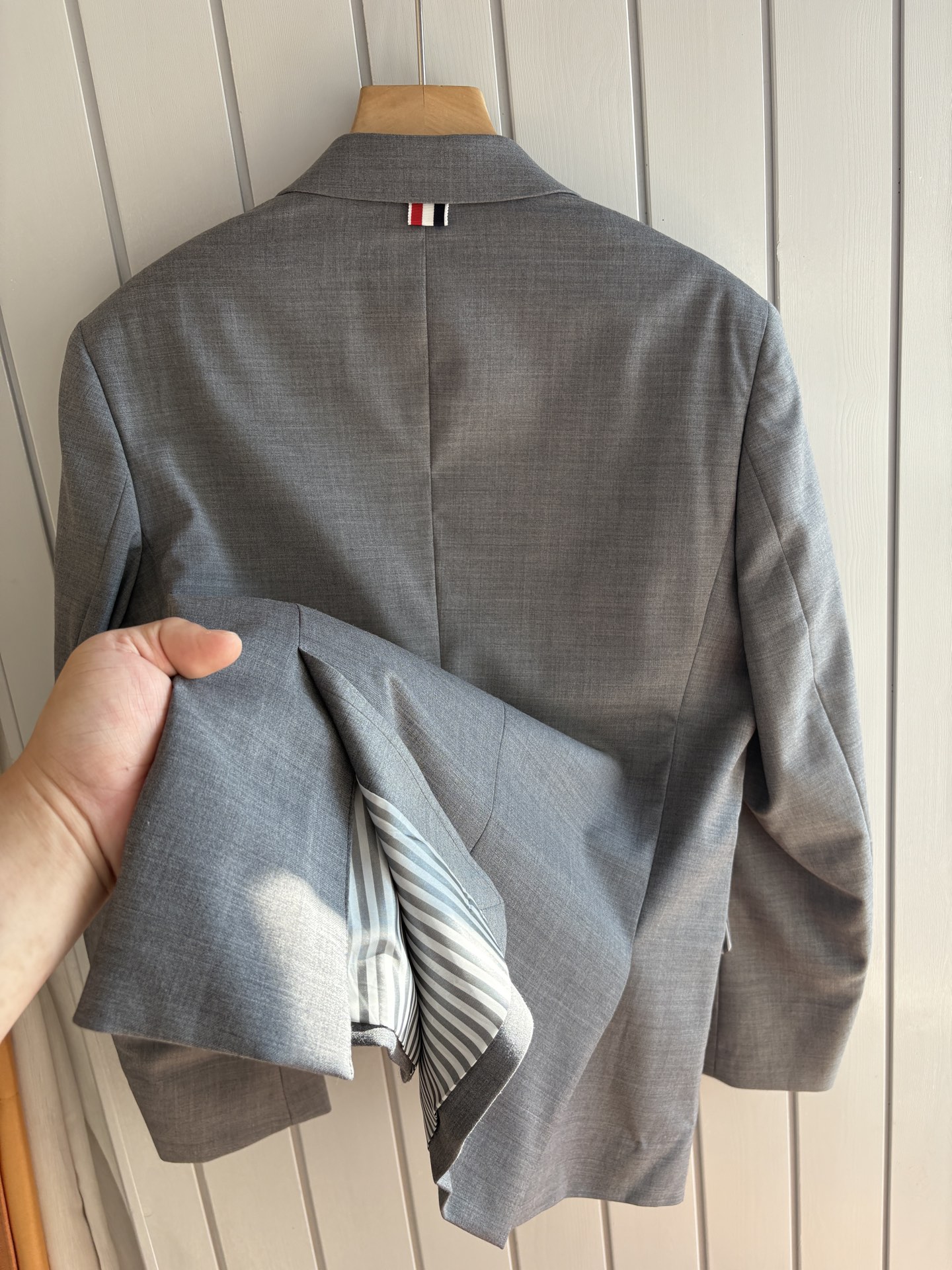 TB 家族中的极品“角色”之一,经典的双扣裁剪设计风格,售价破万那是必须的 男士羊毛套西 简约时尚的休闲