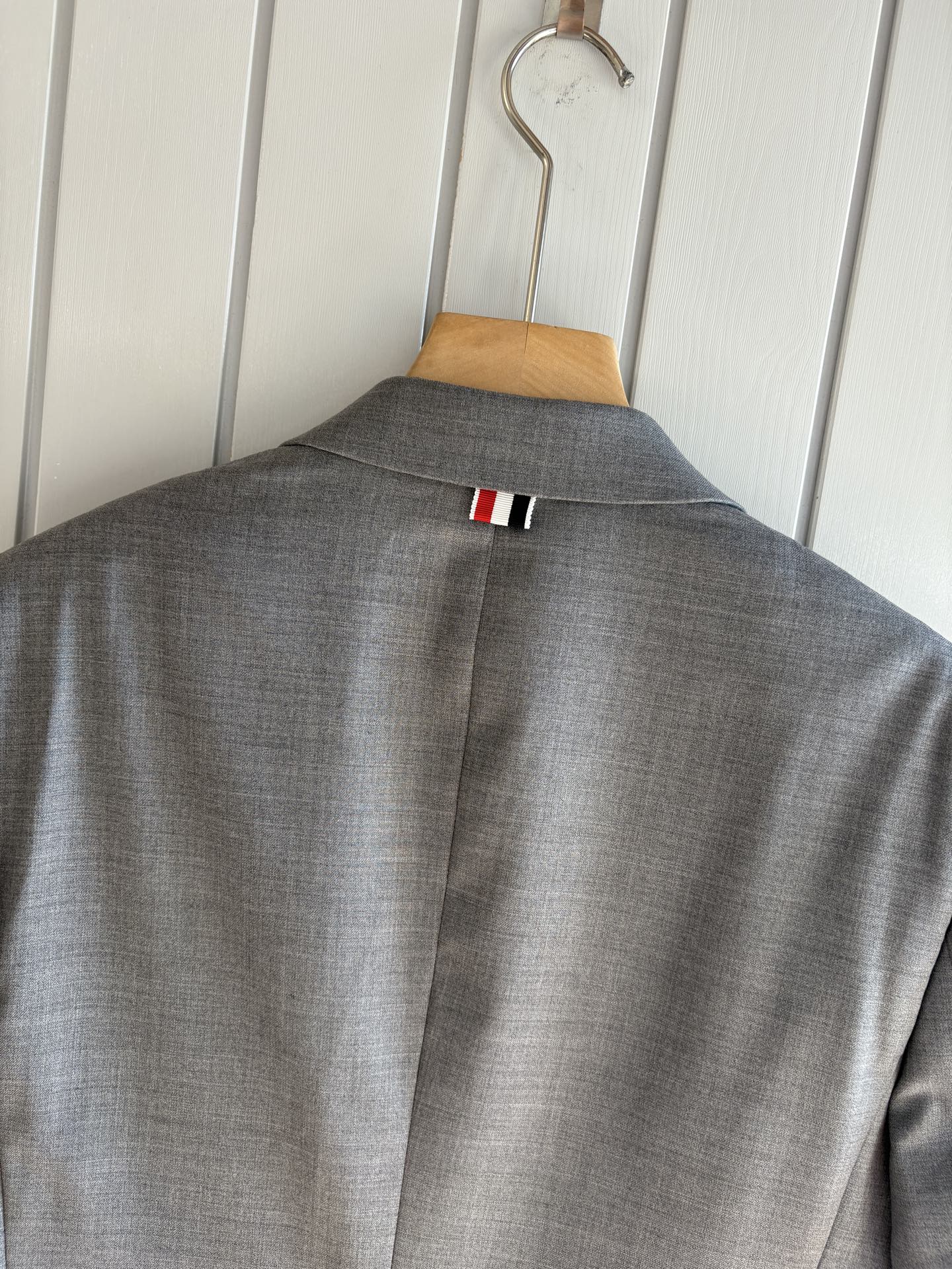 TB 家族中的极品“角色”之一,经典的双扣裁剪设计风格,售价破万那是必须的 男士羊毛套西 简约时尚的休闲