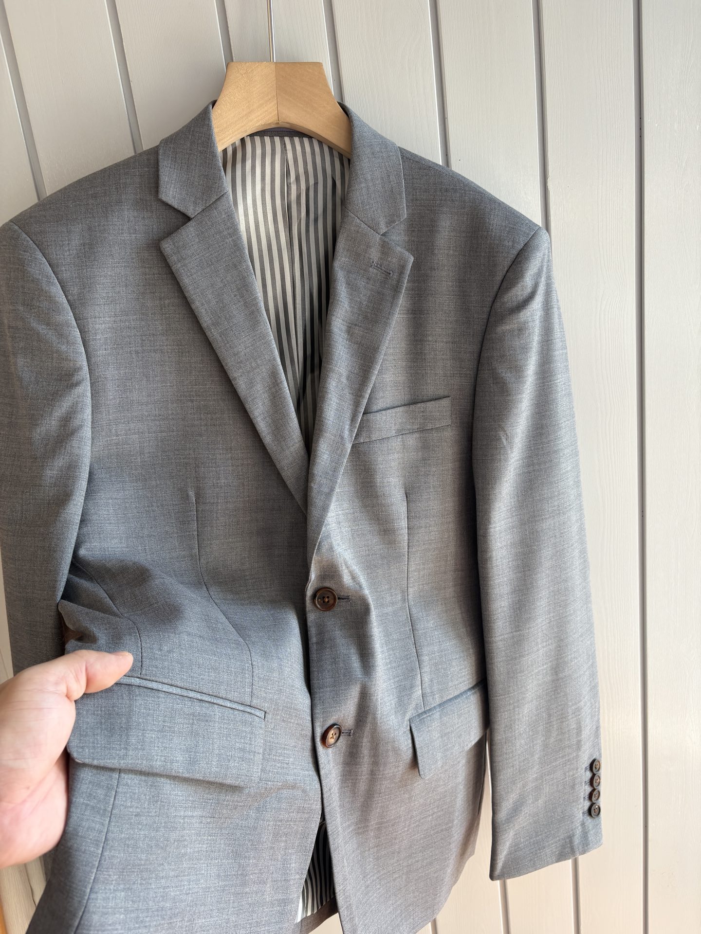 TB 家族中的极品“角色”之一,经典的双扣裁剪设计风格,售价破万那是必须的 男士羊毛套西 简约时尚的休闲