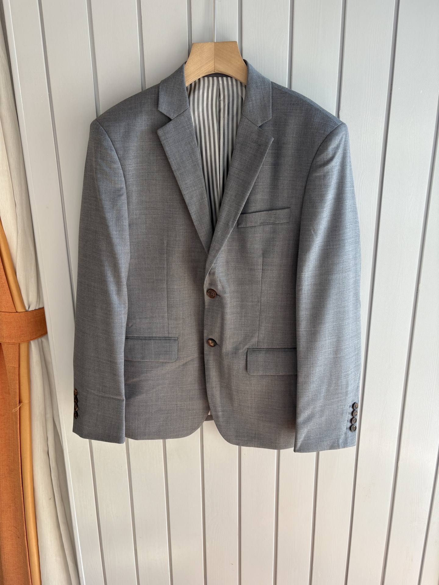 TB 家族中的极品“角色”之一,经典的双扣裁剪设计风格,售价破万那是必须的 男士羊毛套西 简约时尚的休闲