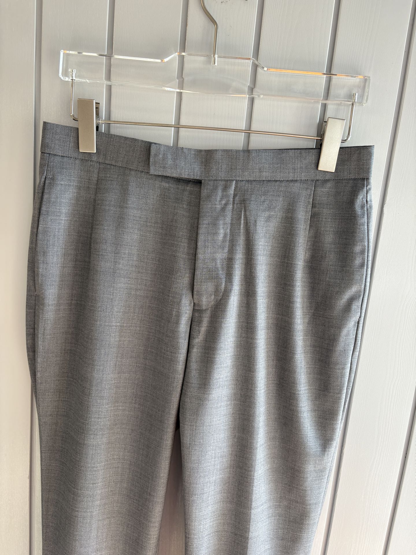 TB 家族中的极品“角色”之一,经典的双扣裁剪设计风格,售价破万那是必须的 男士羊毛套西 简约时尚的休闲