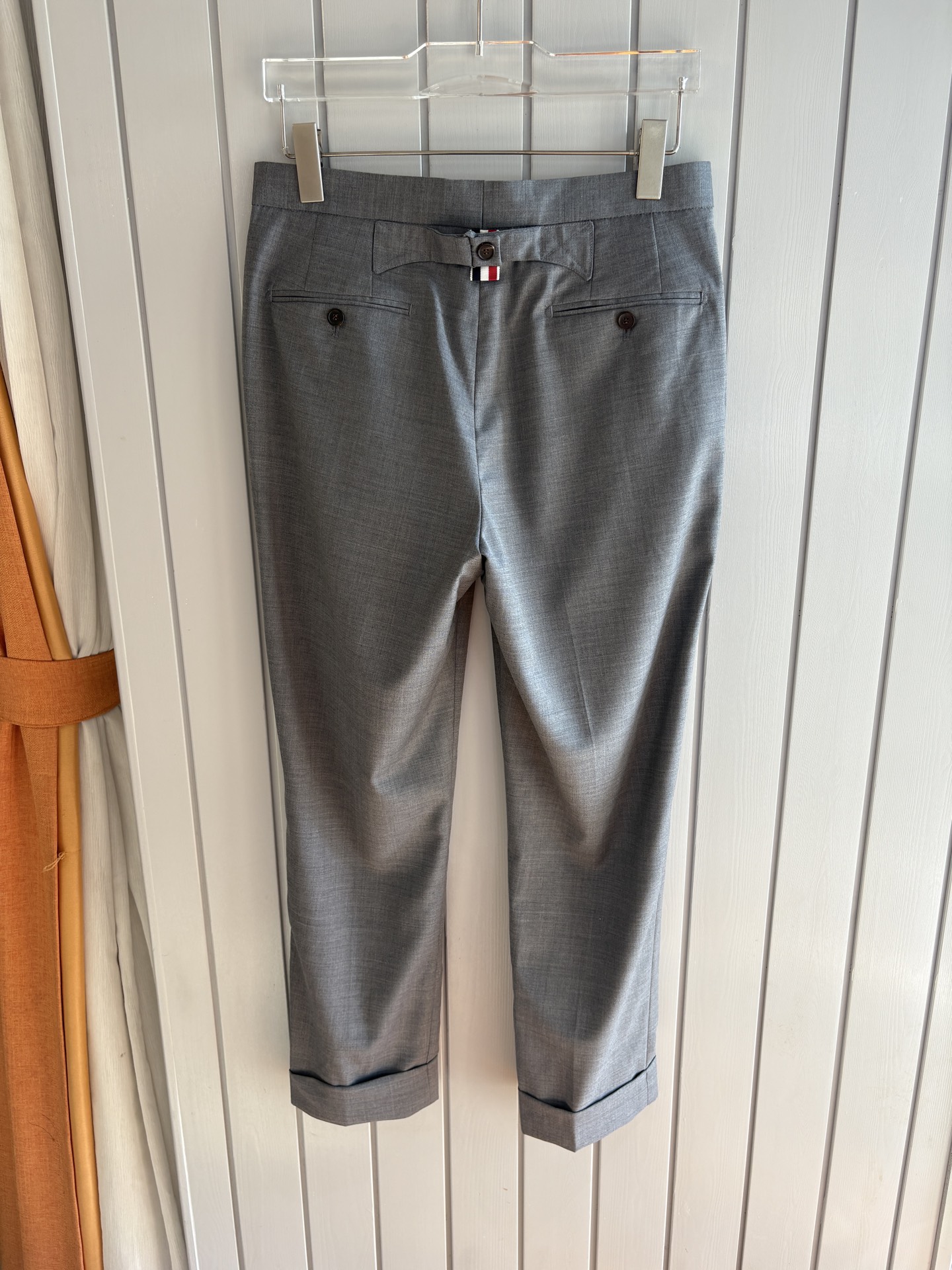 TB 家族中的极品“角色”之一,经典的双扣裁剪设计风格,售价破万那是必须的 男士羊毛套西 简约时尚的休闲