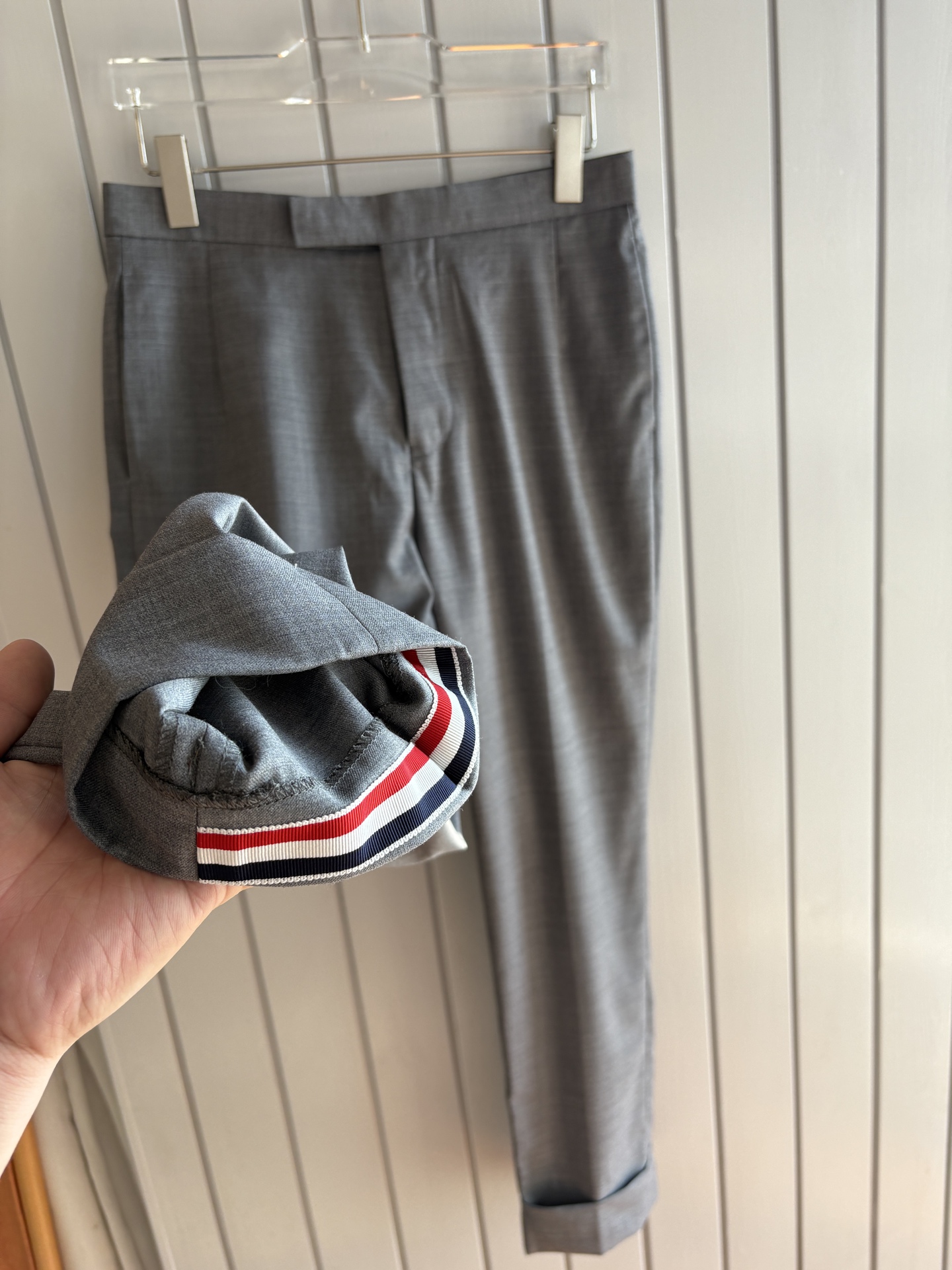 TB 家族中的极品“角色”之一,经典的双扣裁剪设计风格,售价破万那是必须的 男士羊毛套西 简约时尚的休闲