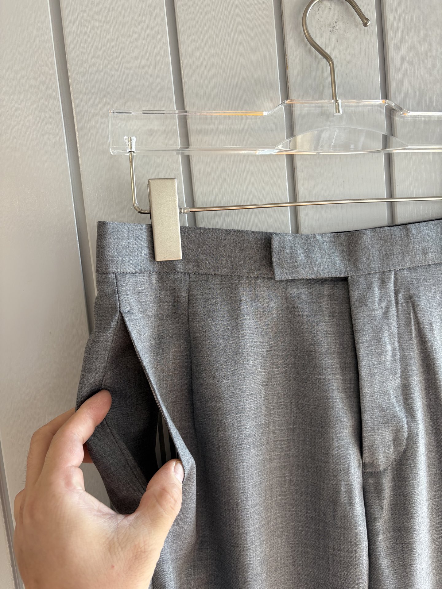 TB 家族中的极品“角色”之一,经典的双扣裁剪设计风格,售价破万那是必须的 男士羊毛套西 简约时尚的休闲