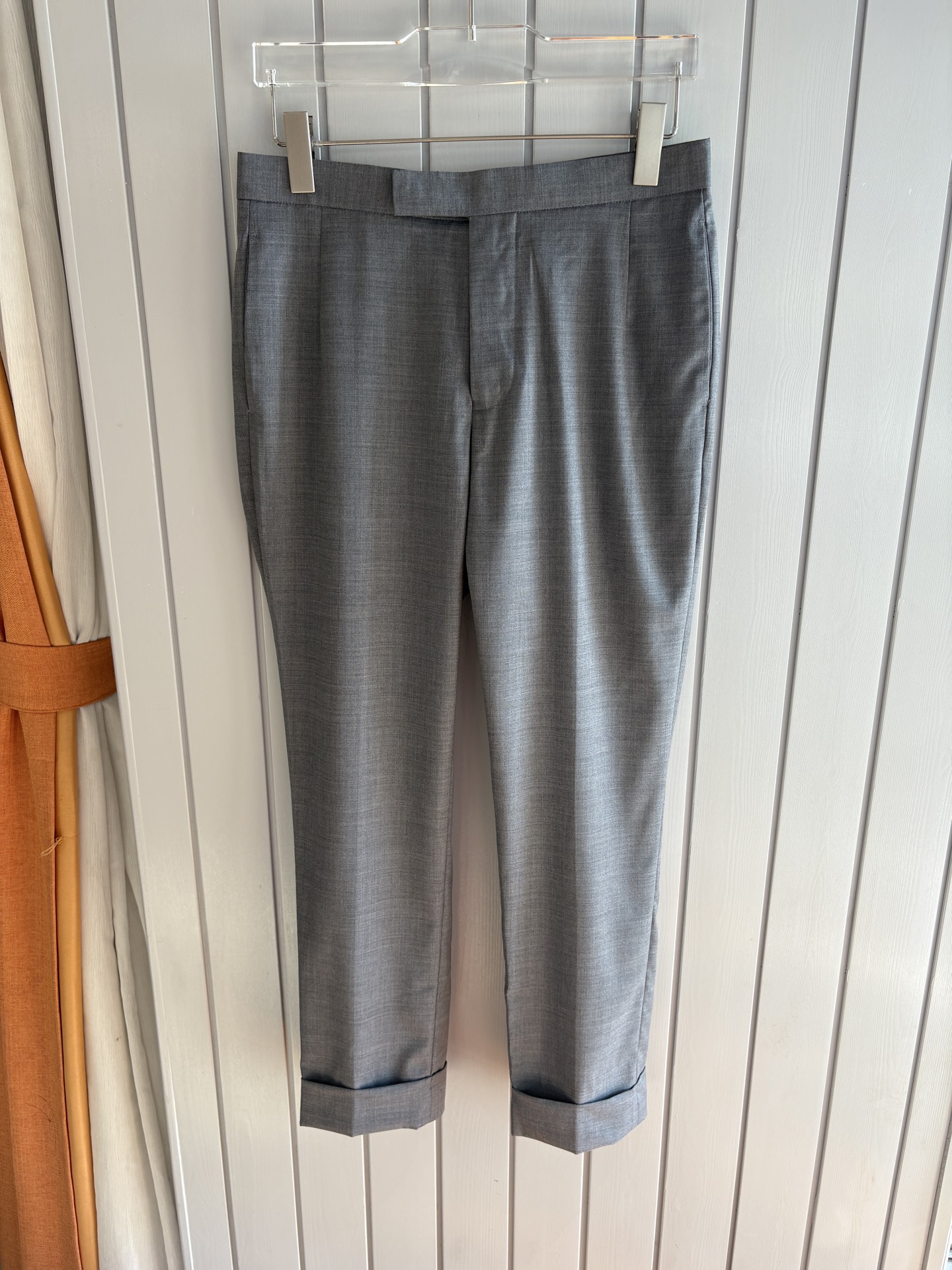 TB 家族中的极品“角色”之一,经典的双扣裁剪设计风格,售价破万那是必须的 男士羊毛套西 简约时尚的休闲