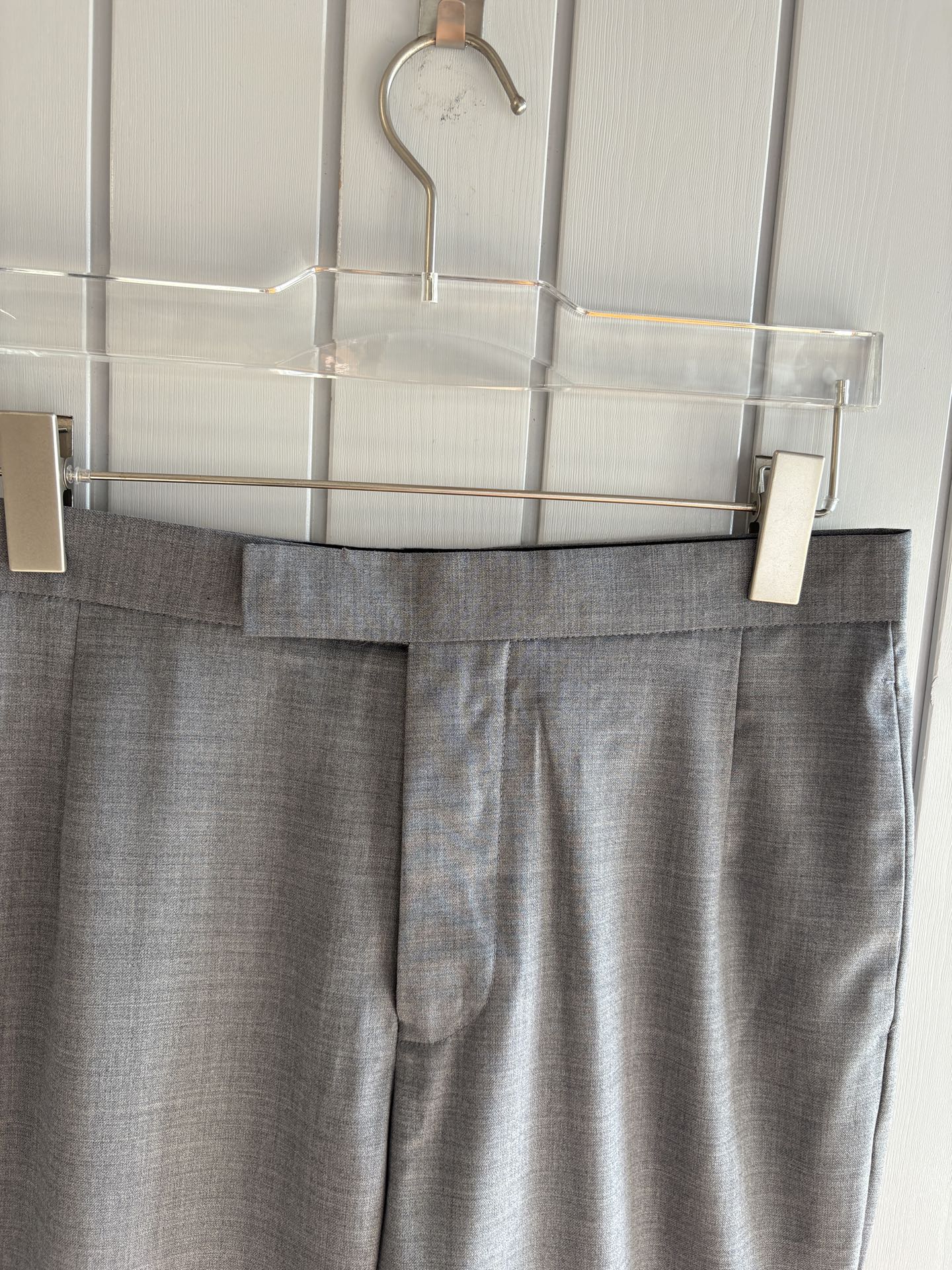 TB 家族中的极品“角色”之一,经典的双扣裁剪设计风格,售价破万那是必须的 男士羊毛套西 简约时尚的休闲