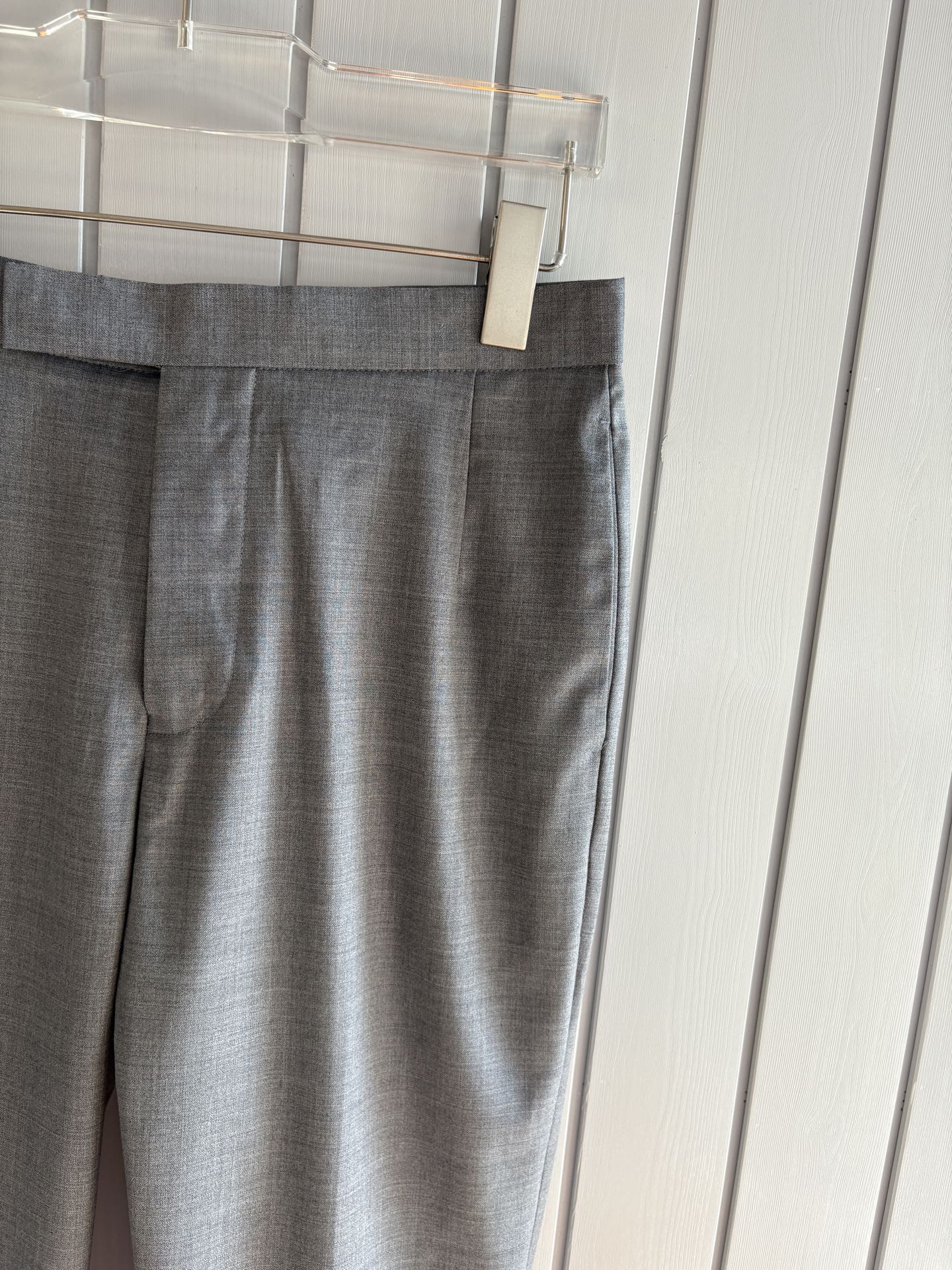 TB 家族中的极品“角色”之一,经典的双扣裁剪设计风格,售价破万那是必须的 男士羊毛套西 简约时尚的休闲