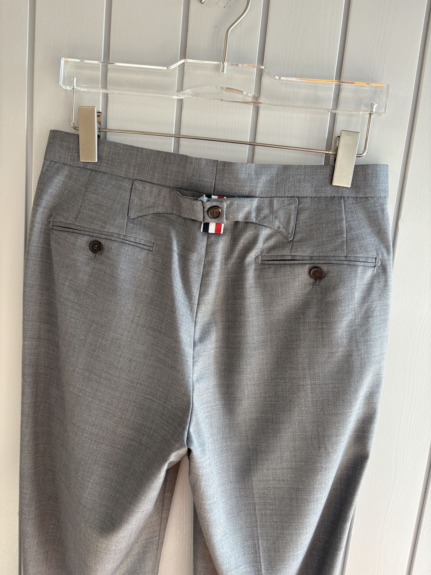 TB 家族中的极品“角色”之一,经典的双扣裁剪设计风格,售价破万那是必须的 男士羊毛套西 简约时尚的休闲