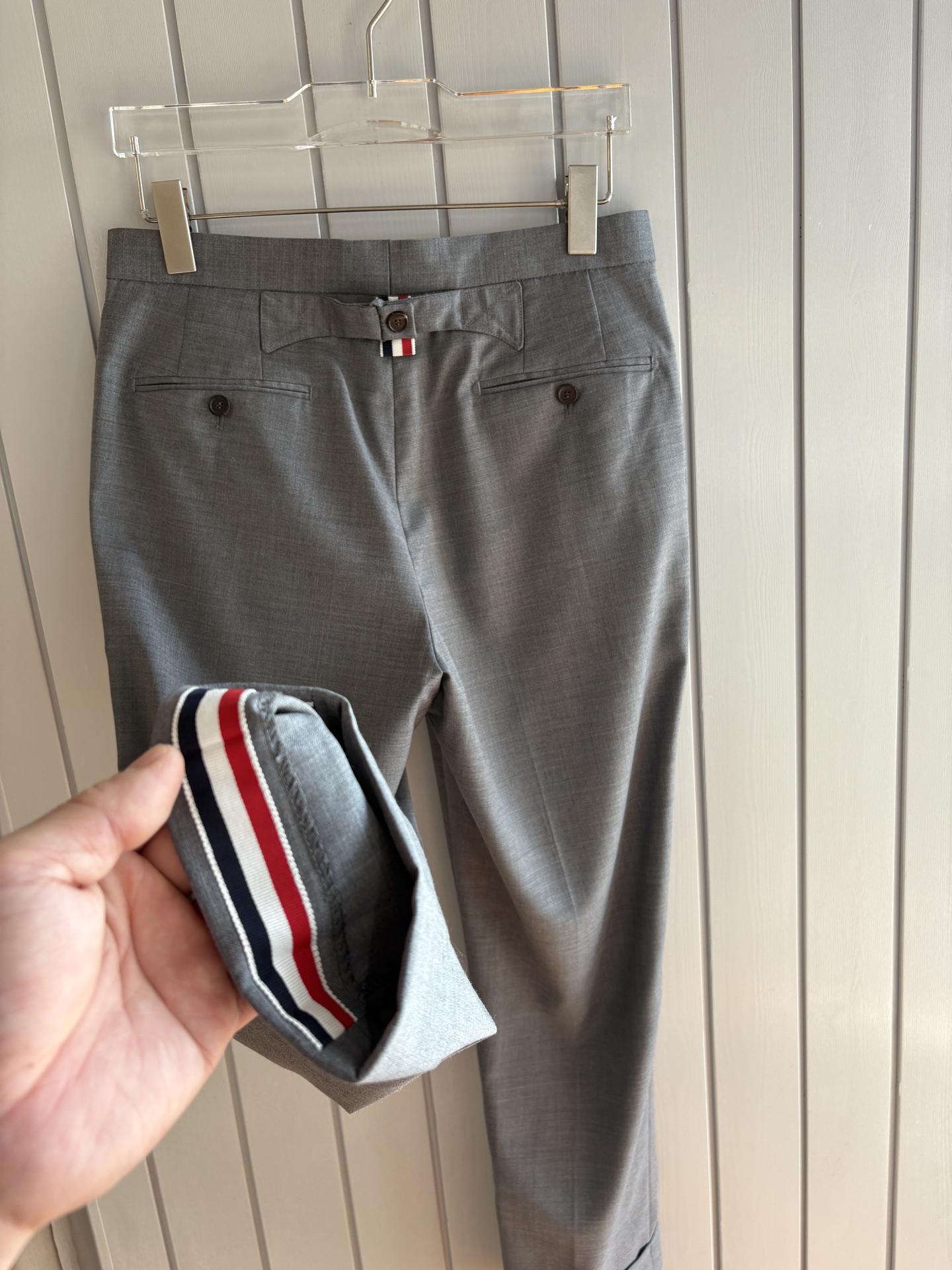 TB 家族中的极品“角色”之一,经典的双扣裁剪设计风格,售价破万那是必须的 男士羊毛套西 简约时尚的休闲