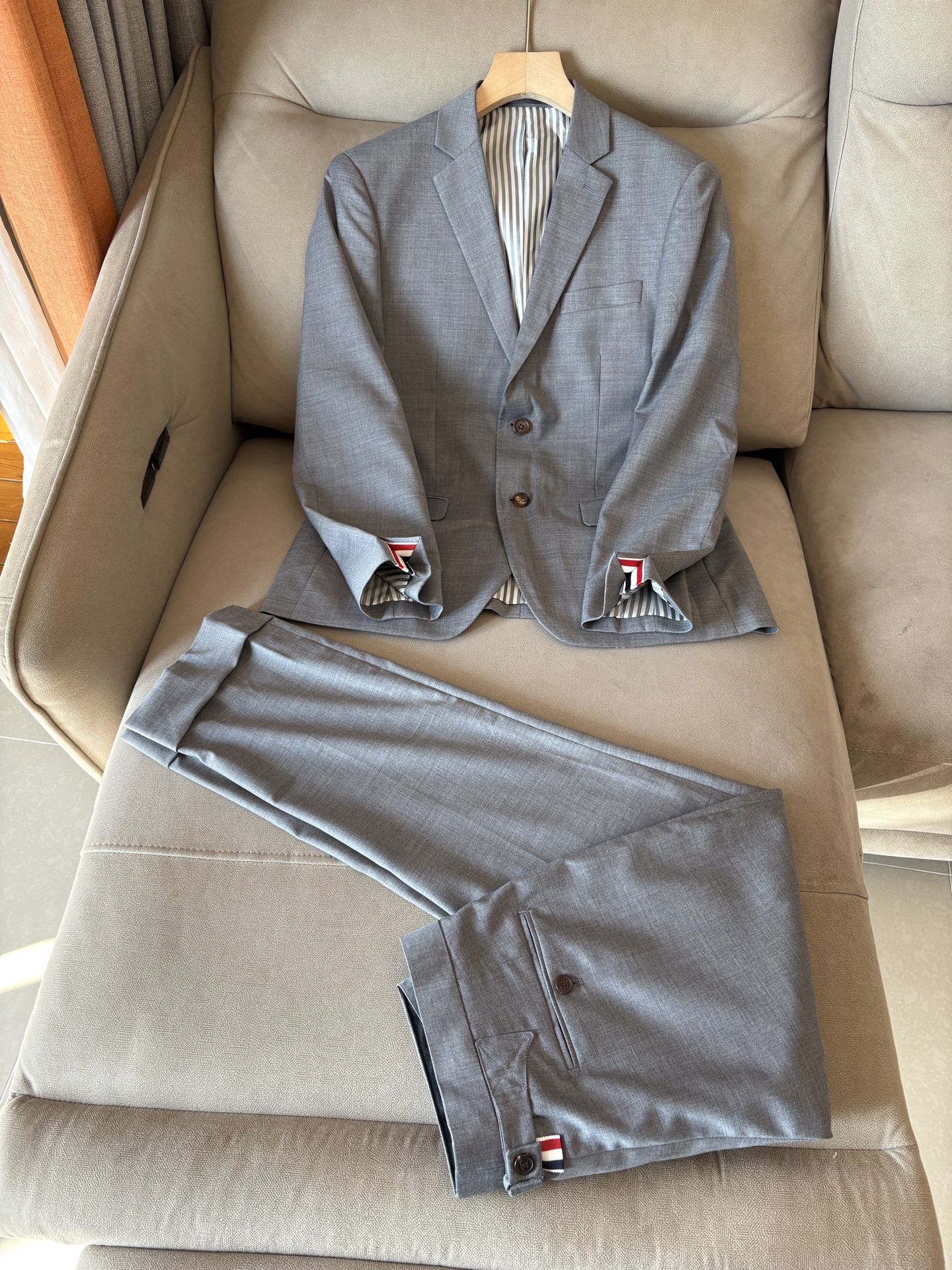 TB 家族中的极品“角色”之一,经典的双扣裁剪设计风格,售价破万那是必须的 男士羊毛套西 简约时尚的休闲