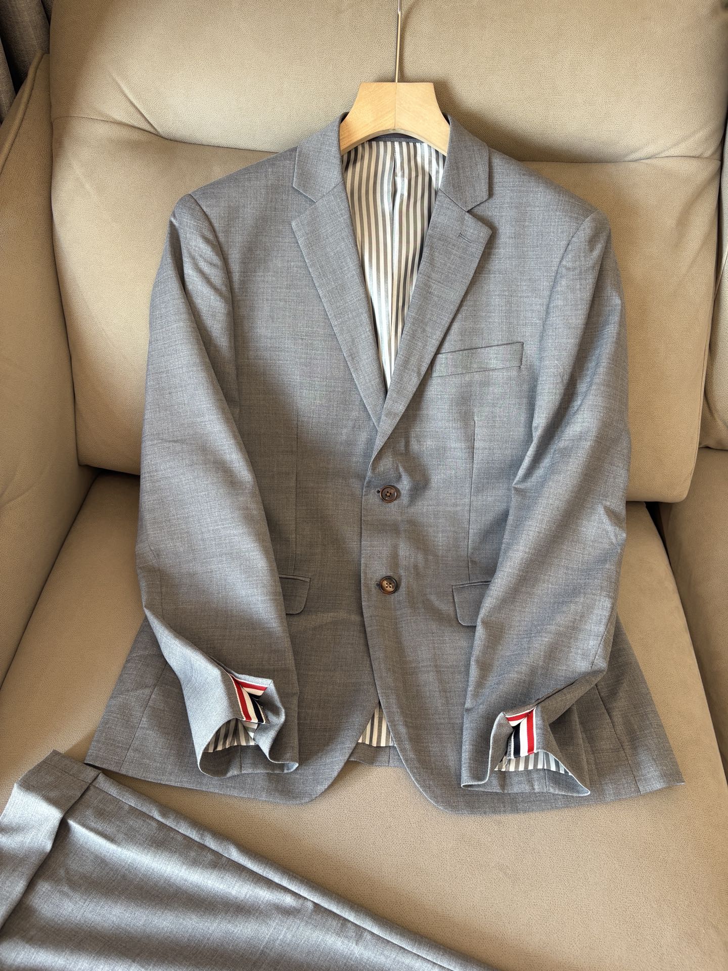 TB 家族中的极品“角色”之一,经典的双扣裁剪设计风格,售价破万那是必须的 男士羊毛套西 简约时尚的休闲