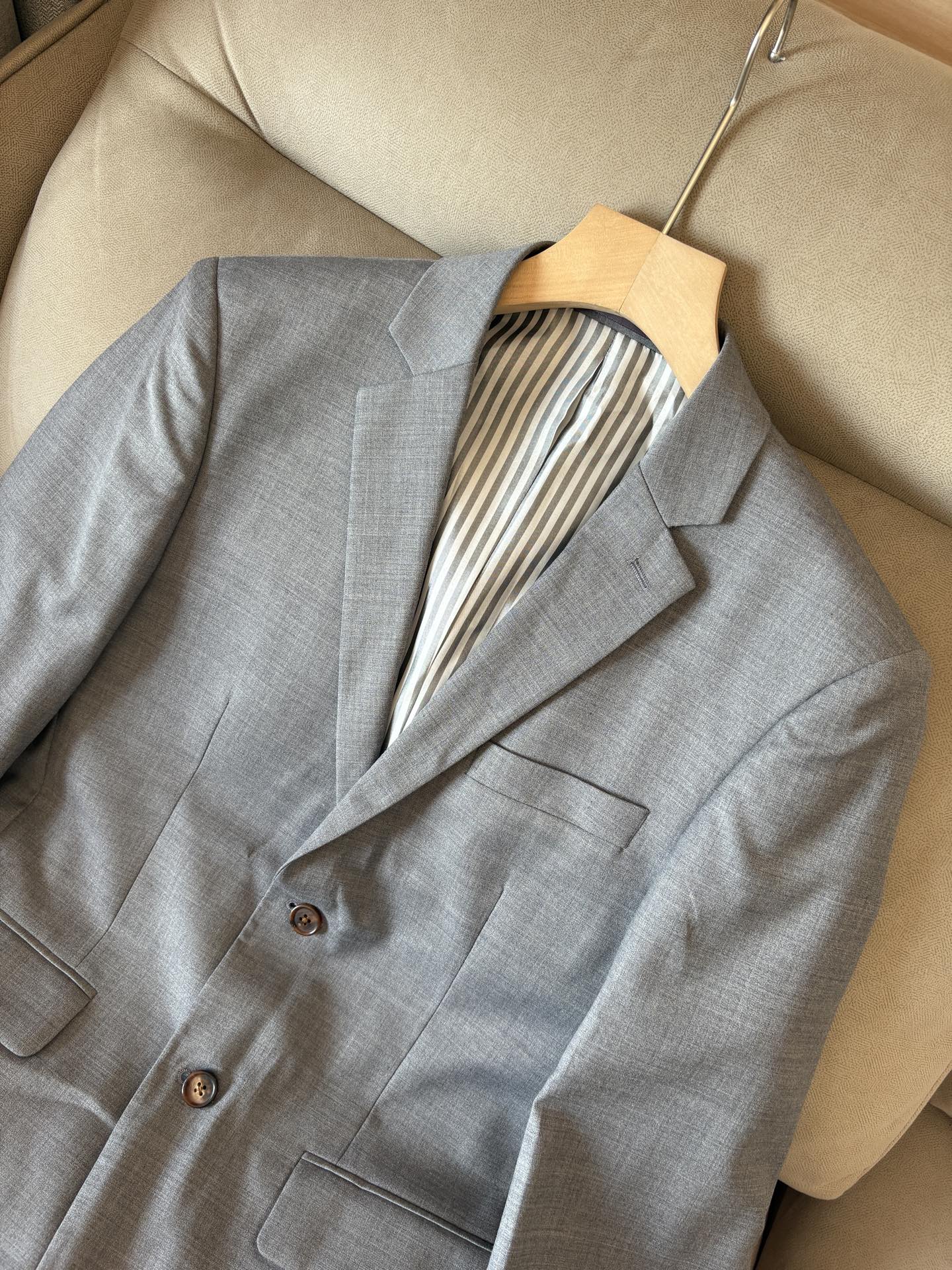 TB 家族中的极品“角色”之一,经典的双扣裁剪设计风格,售价破万那是必须的 男士羊毛套西 简约时尚的休闲