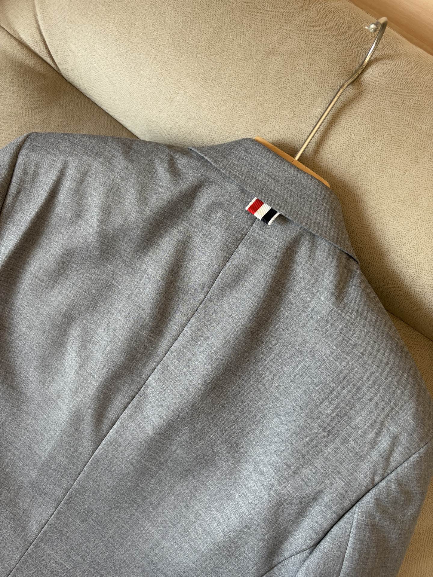 TB 家族中的极品“角色”之一,经典的双扣裁剪设计风格,售价破万那是必须的 男士羊毛套西 简约时尚的休闲