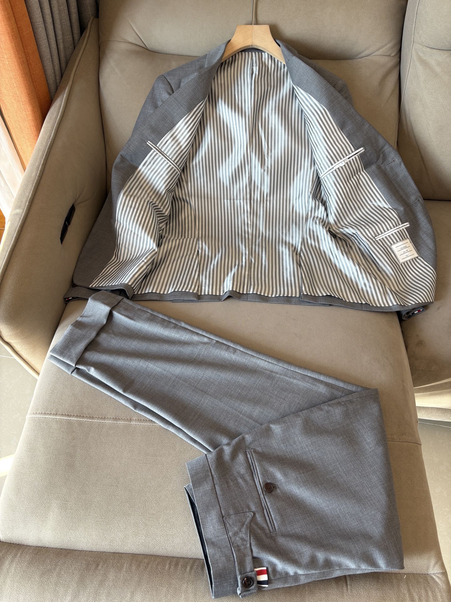 TB 家族中的极品“角色”之一,经典的双扣裁剪设计风格,售价破万那是必须的 男士羊毛套西 简约时尚的休闲