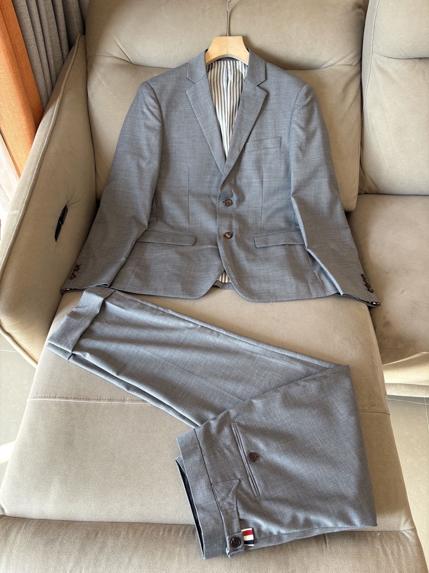 NO:475554,One of the best 'characters' in the TB family, the classic double-buckle cutting design style, the price is over 10,000 yuan, which is a must. Men's wool suit, a simple and fashionable casual representative work, and luxurious business formal wear does not violate the slightly trendy retro feel. TB, the high-end suit's subordinate product, also has a place. Suits are a must-have item for every man. As a good suit, you must pass the cutting design, the style must be held in a good style, and the use of fabrics is also the top priority. This suit pants are made of pure Merino 70 wool imported from Australia. There is nothing on the market. The three-color webbing strips are obvious. The webbing is woven using instrument horizontal jacquard technology. The red, white and blue stripes are oily and the texture is integrated. The edges of the two ends of the webbing are smooth and curved, which also makes the inferior quality of currency nowhere to hide. The real original horn buckle  .Don't miss it, the quality is impeccable 1-5 codes (corresponding to M-3XL), business suit, alexander wang19860909TB 家族中的极品“角色”之一,经典的双扣裁剪设计风格,售价破万那是必须的 男士羊毛套西 简约时尚的休闲代表作品,奢华商务正装也不违过略带潮流复古感.高端西服的隶属品TB也占有一席之地. 西装是每个男人的必备单品,做为一套好的套西裁剪设计一定要过关,型格主义风格要把持有度,面料的采用也是重中之重.此款西服裤子均采用进口澳洲的纯美利奴70羊毛制作 市面上绝无仅有 三色织带条显而易见,织带运用器械横式提花工艺编织而成,红白蓝条纹色泽油润,纹理一体化,织带两端边线呈现圆滑弧度设计,这也让通货的劣质无处遁形 真正的原版牛角扣 .请勿错过,好品质无可挑剔 1-5码（对应M-3XL）,,business suit,alexander wang,Men's clothing