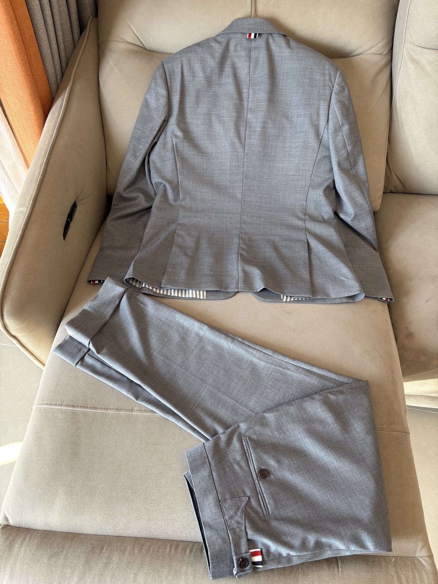 TB 家族中的极品“角色”之一,经典的双扣裁剪设计风格,售价破万那是必须的 男士羊毛套西 简约时尚的休闲