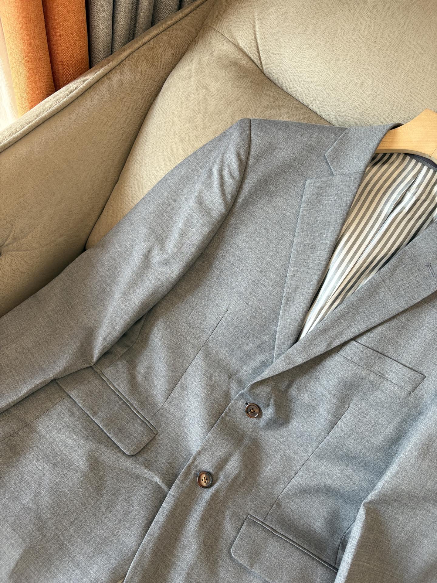 TB 家族中的极品“角色”之一,经典的双扣裁剪设计风格,售价破万那是必须的 男士羊毛套西 简约时尚的休闲