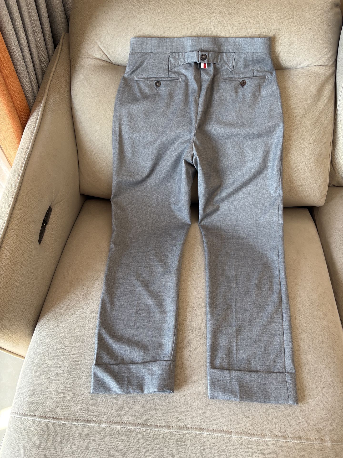 TB 家族中的极品“角色”之一,经典的双扣裁剪设计风格,售价破万那是必须的 男士羊毛套西 简约时尚的休闲