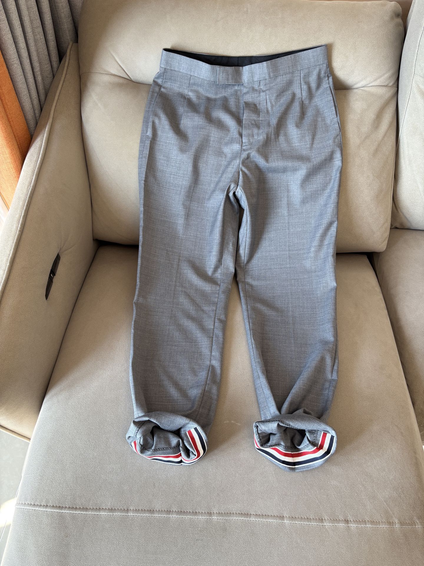 TB 家族中的极品“角色”之一,经典的双扣裁剪设计风格,售价破万那是必须的 男士羊毛套西 简约时尚的休闲