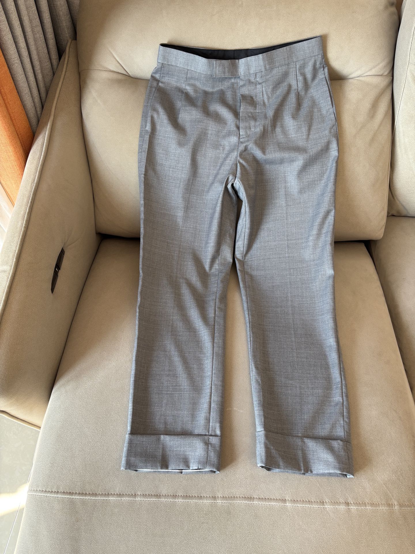 TB 家族中的极品“角色”之一,经典的双扣裁剪设计风格,售价破万那是必须的 男士羊毛套西 简约时尚的休闲