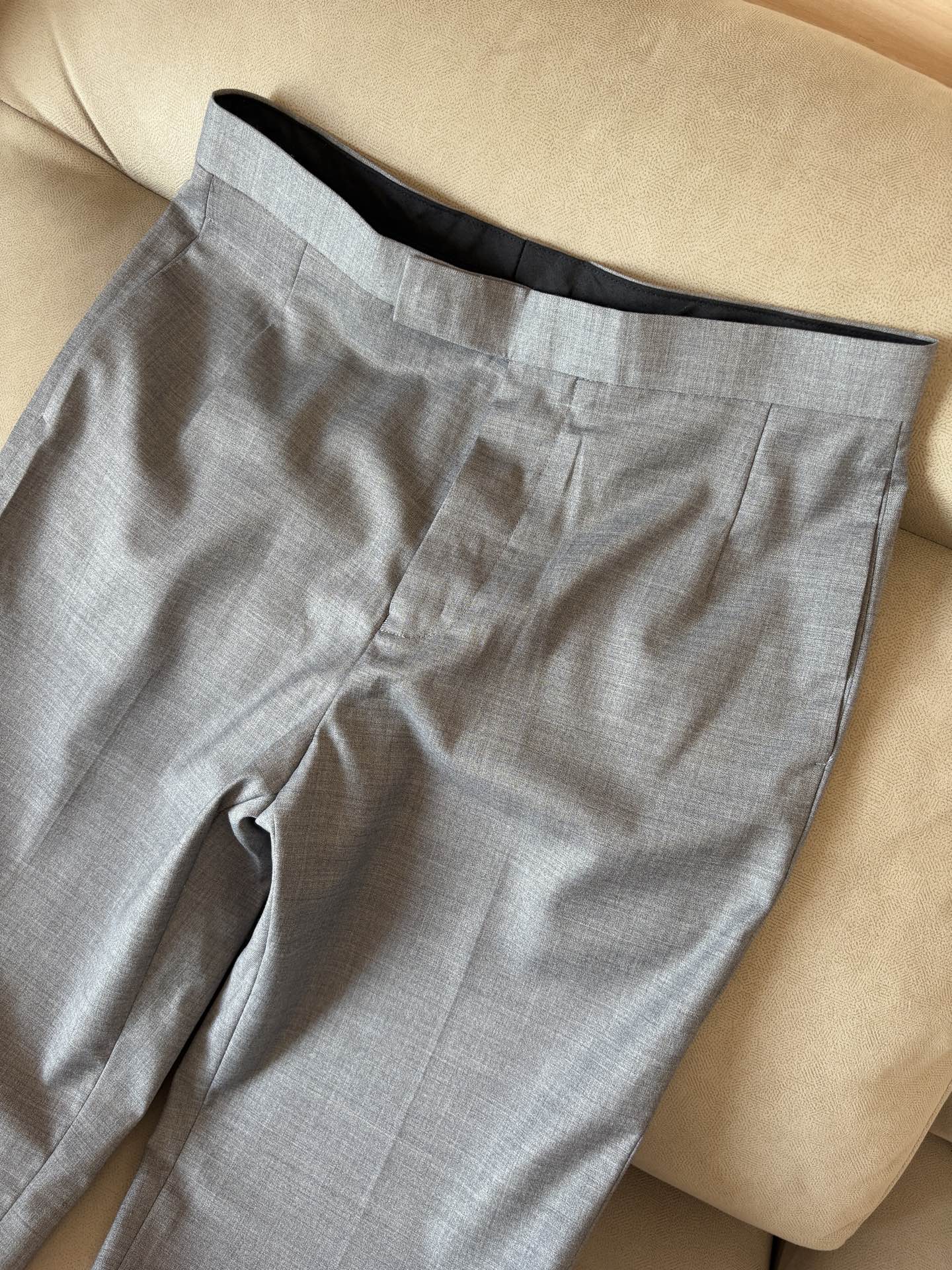 TB 家族中的极品“角色”之一,经典的双扣裁剪设计风格,售价破万那是必须的 男士羊毛套西 简约时尚的休闲