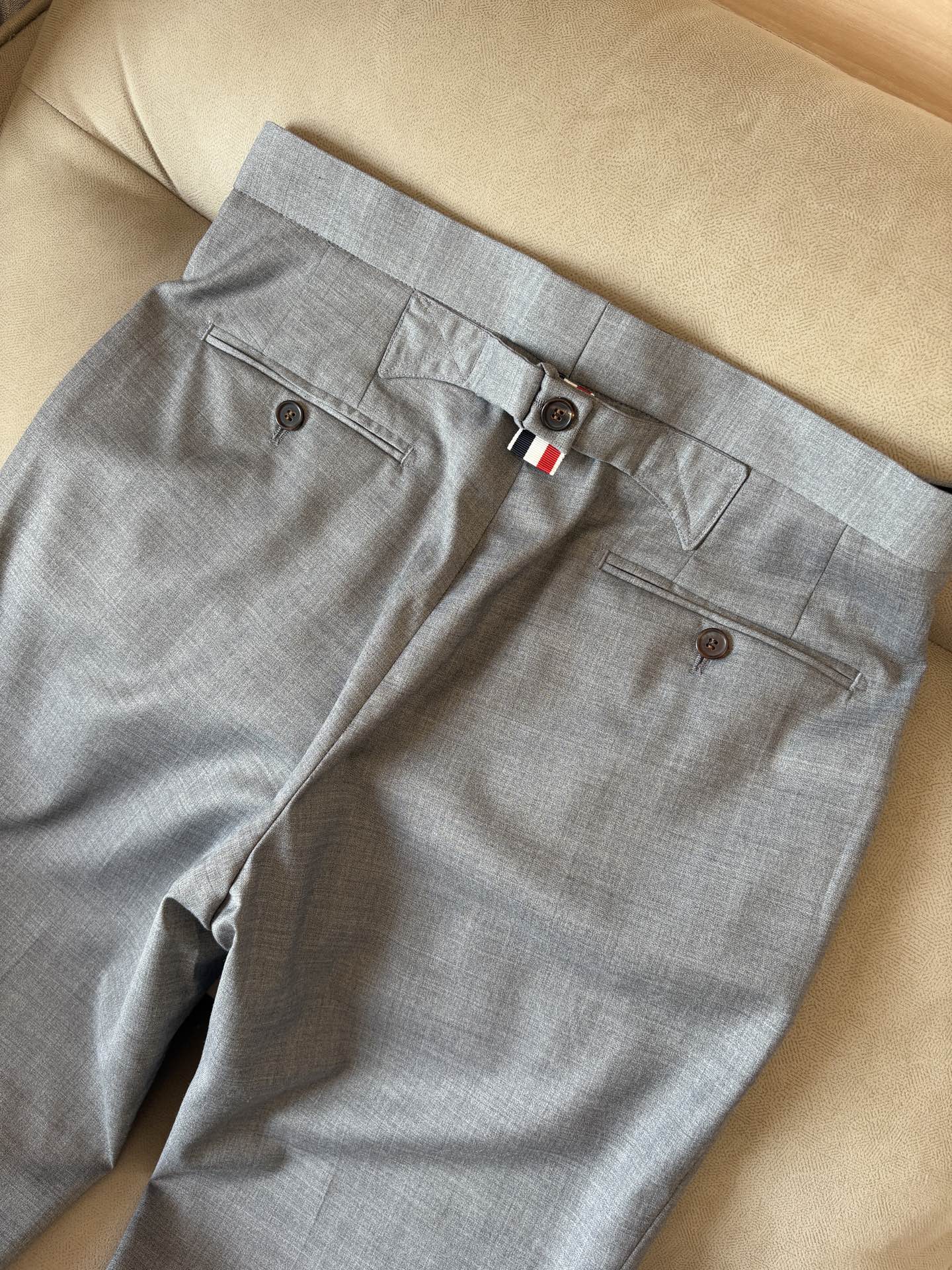 TB 家族中的极品“角色”之一,经典的双扣裁剪设计风格,售价破万那是必须的 男士羊毛套西 简约时尚的休闲