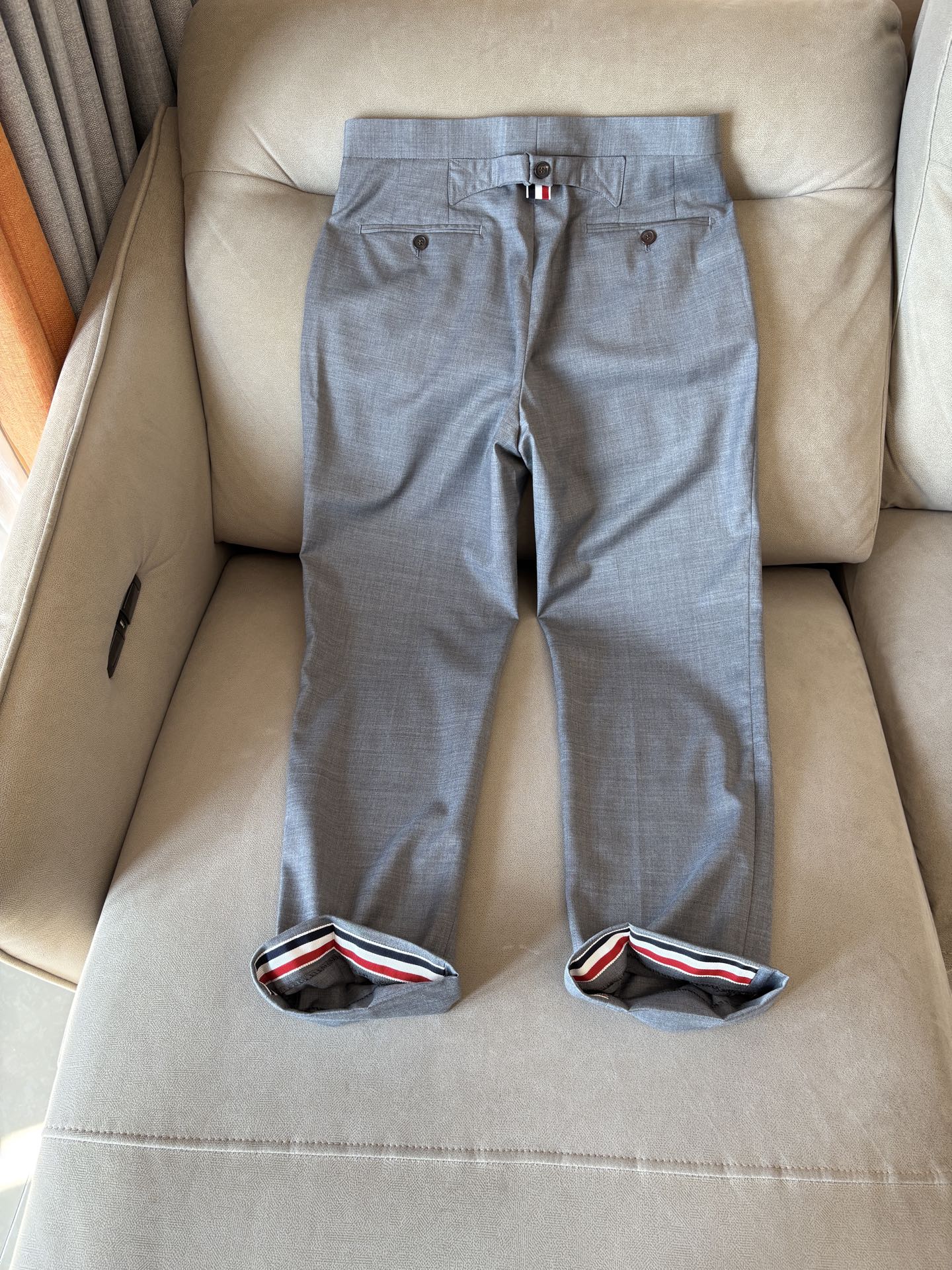 TB 家族中的极品“角色”之一,经典的双扣裁剪设计风格,售价破万那是必须的 男士羊毛套西 简约时尚的休闲