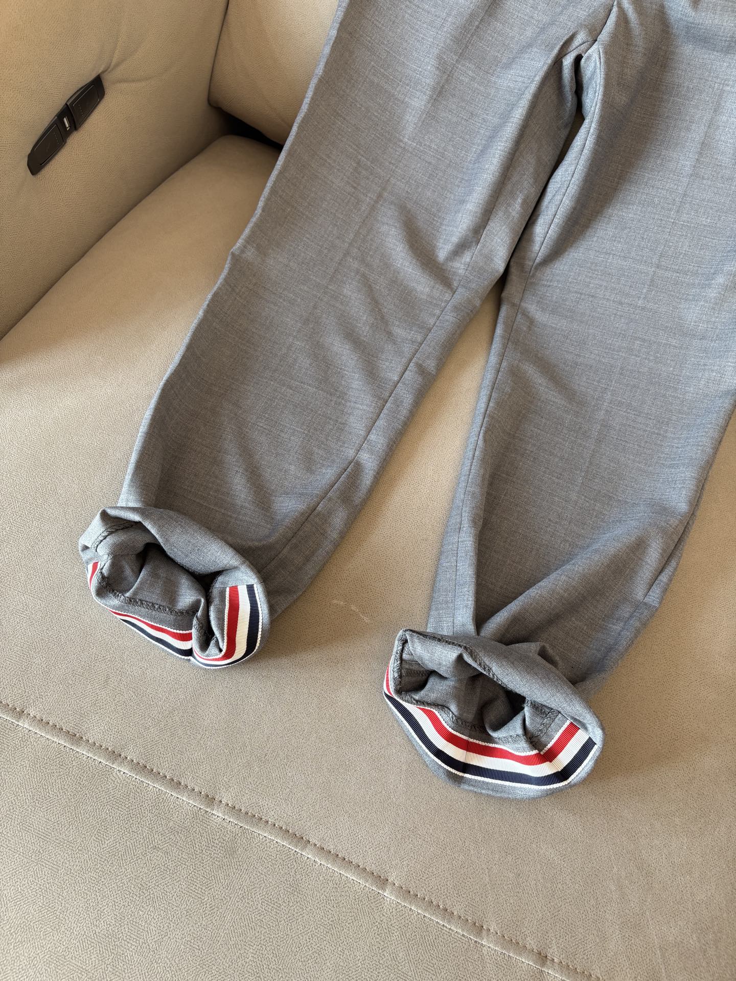 TB 家族中的极品“角色”之一,经典的双扣裁剪设计风格,售价破万那是必须的 男士羊毛套西 简约时尚的休闲