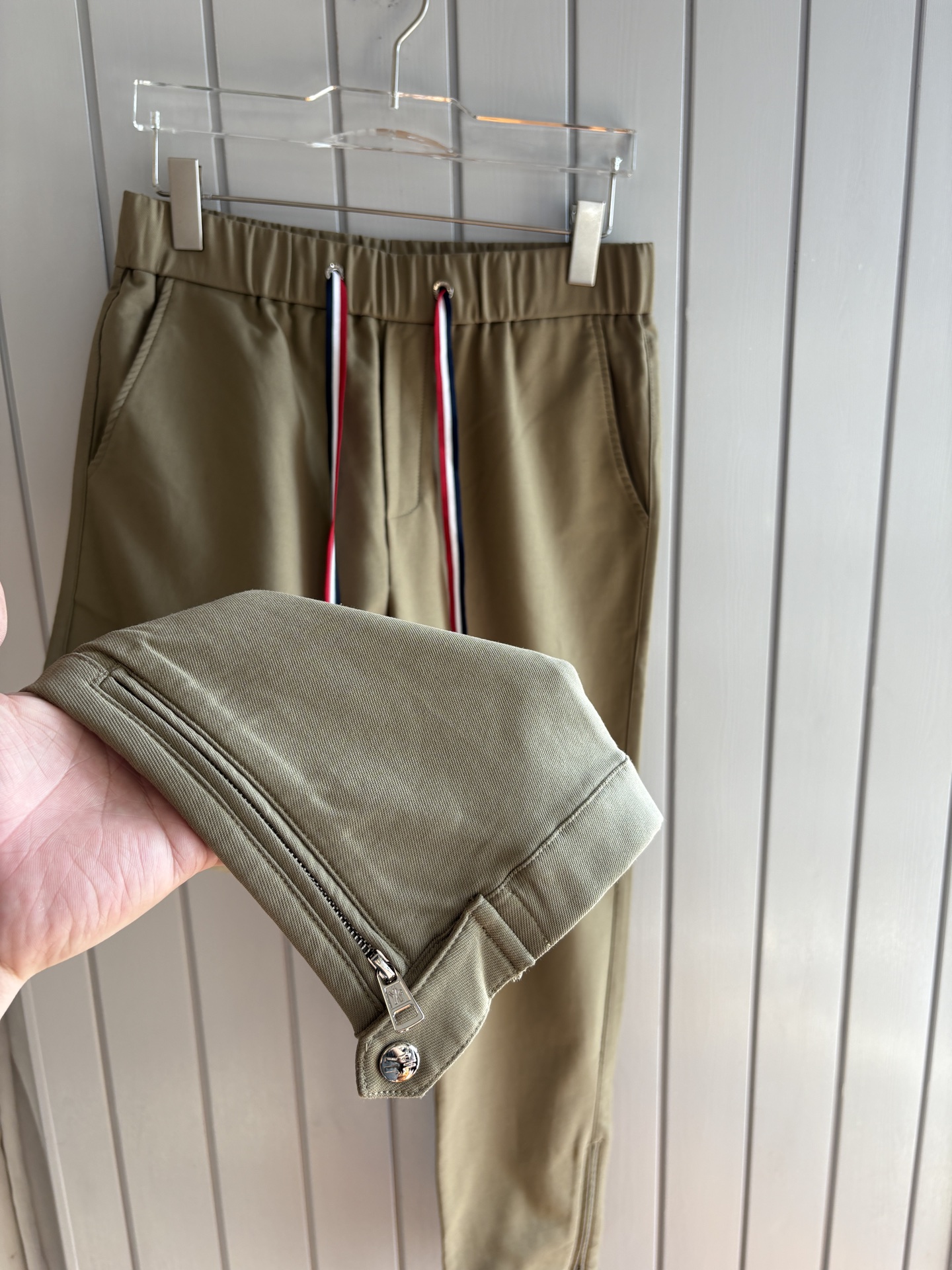 蒙*口 Mo**ler 新款休闲透气休闲裤！重磅定制面料裤子面料扎实上身挺括有型做工极其考究，不挑人百搭