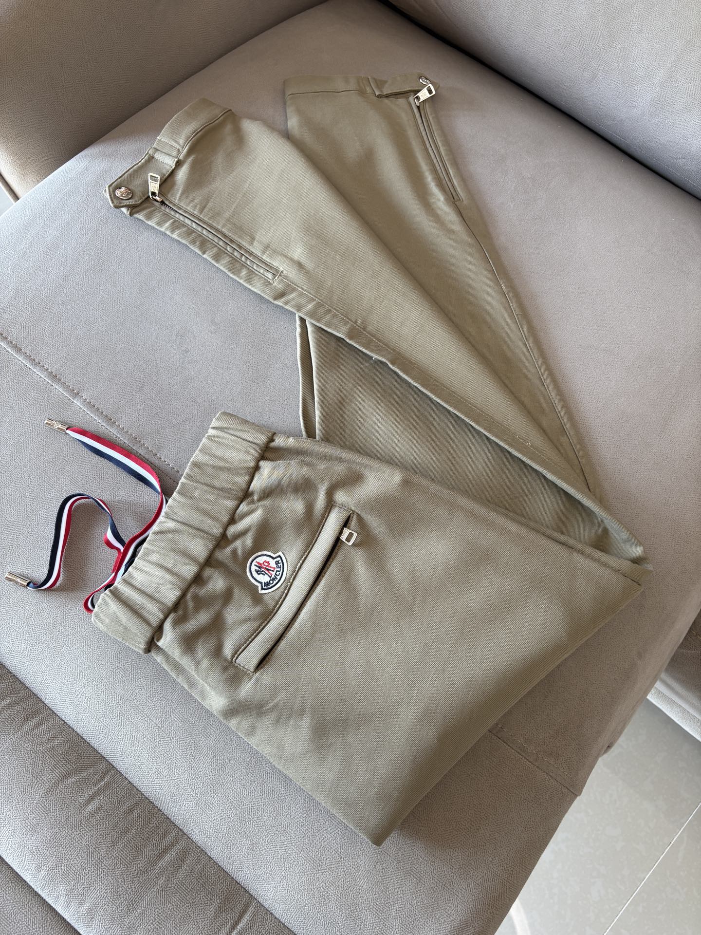 NO:475563,Mo*ler new casual breathable casual pants!  Heavy custom fabrics, pants, solid fabrics, crisp and stylish workmanship, extremely exquisite, not picky and versatile styles, with the highest specifications, fashionable and personalized design style!  It can be said to be a model of street fashion!  M-3XL, alexander wang19860909蒙*口 Mo**ler 新款休闲透气休闲裤！重磅定制面料裤子面料扎实上身挺括有型做工极其考究,不挑人百搭款最高规格,时尚个性的设计风格！可谓是街头潮流典范！M-3XL,,alexander wang,Men's clothing