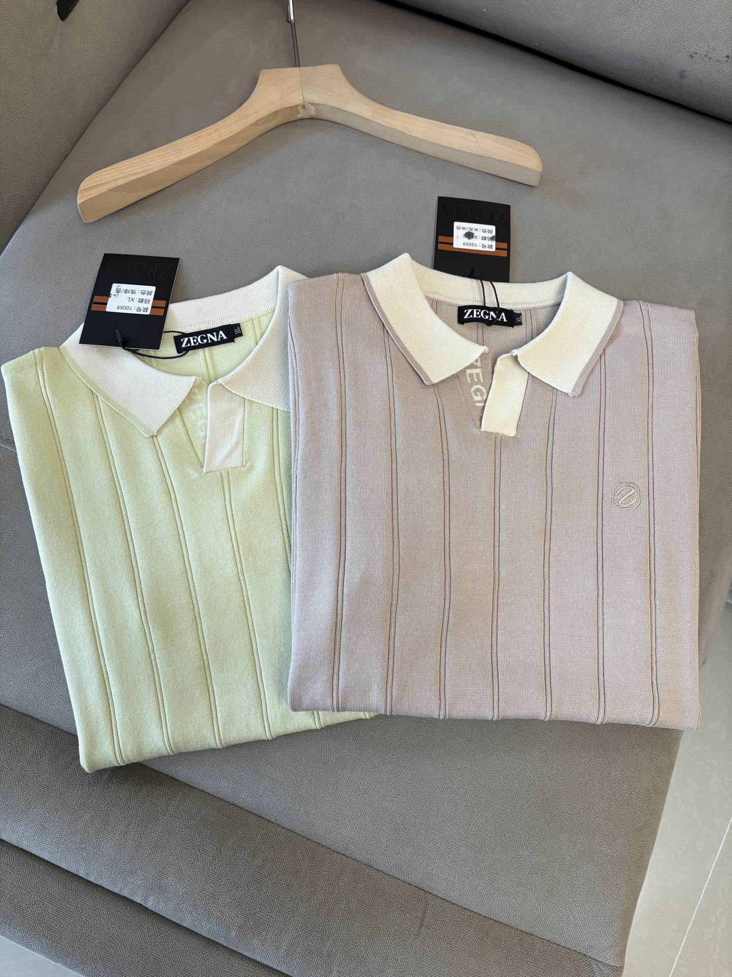 NO:475523,Time-consuming King' diamond jacquard design selects ultra-fine high-quality yarn lapel short-sleeved men's collection 'Time-consuming King' round neck and elegant craftsmanship, which touches the skin with high-end style. The ingenuity of diamond hollow jacquard is a three-dimensional diamond jacquard that takes months to carve. The architectural aesthetic texture is weaved between warp and weft. The light and shadow penetrate through, and the gestures show low-key luxury. Classic grid lapel short-sleeved design Simple lapel outlines neat lines, and short-sleeved tailoring is suitable for multiple scenes - the layered suit during business meetings shows elegance, casual wear reveals gentleman's taste, and the collection style never fades. The ultimate quality testimony of details Precision turning ensures that the seams are flat, the bone position is reinforced and durable without deformation; the neckline threads have been washed and tested, and they are still as crisp as new as they wear for a long time, and every detail is a testimony of 'time-consuming'.  Code number L-4XL, T-shirt, business suit, alexander wang19860909耗时王”菱形提花设计甄选超细优质纱线翻领短袖男士典藏款「耗时王」圆领奢雅工艺,触肤即高阶. 匠心底蕴菱形镂空提花 耗时数月雕琢的立体菱形提花,经纬间织就建筑美学肌理,光影穿透时显隐交错,举手投足尽展低调奢华. 经典型格翻领短袖设计 简约翻领勾勒利落线条,短袖剪裁适配多场景——商务会晤时叠搭西装显儒雅,休闲时光单穿流露绅士品味,典藏款型永不褪色. 细节至臻品质见证 精密车工确保接缝平整,骨位加固耐穿不变形；领口螺纹经水洗测试,久穿仍挺括如新,每一处细节皆为「耗时」证言. 码数L-4XL,,T-shirt,business suit,alexander wang,Men's clothing