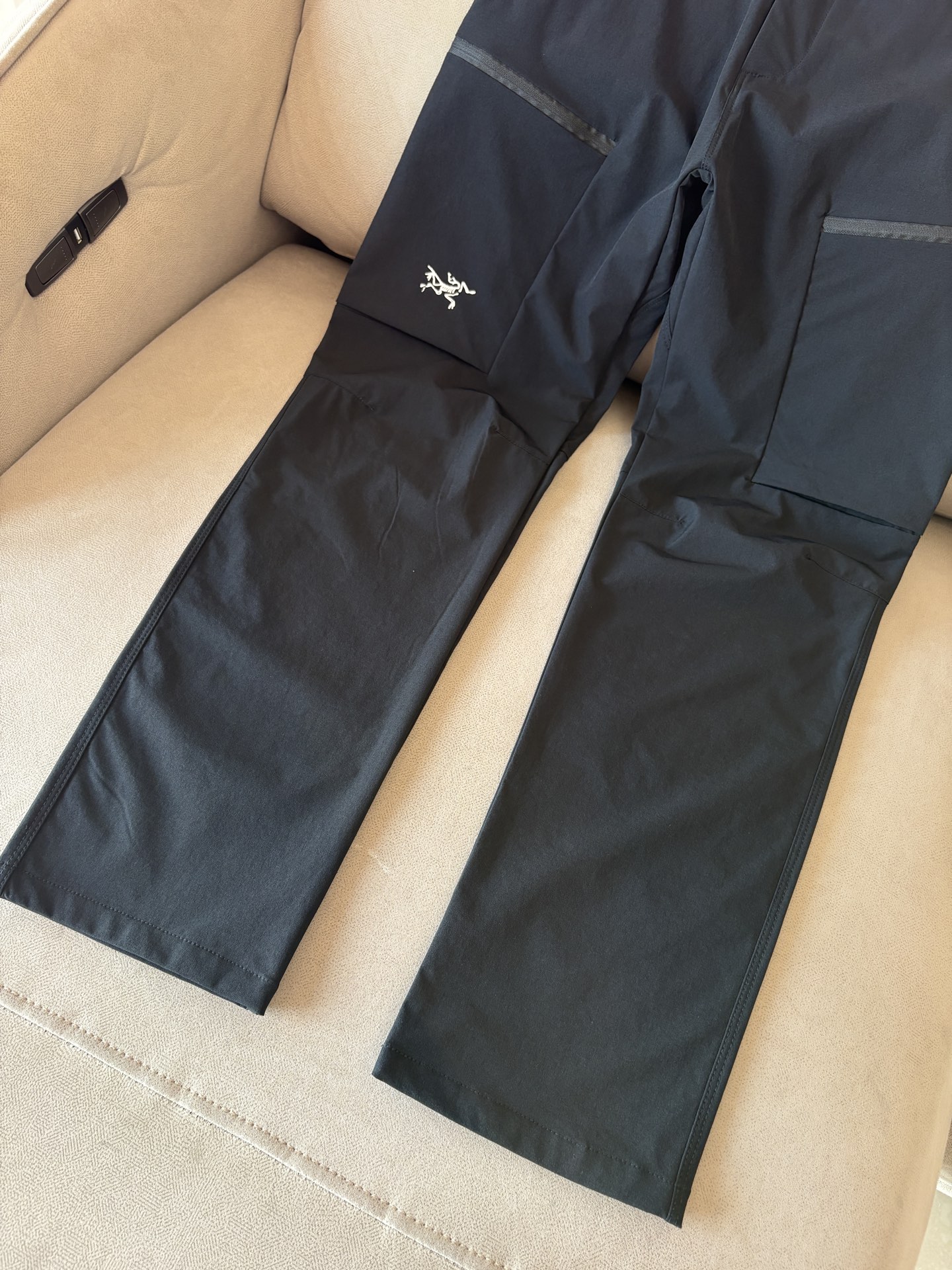 始祖鸟 官网同步 经典户外 工装裤 颜色超级正 海外同步发型 今年流行趋势 进口科技面料 M-3XL