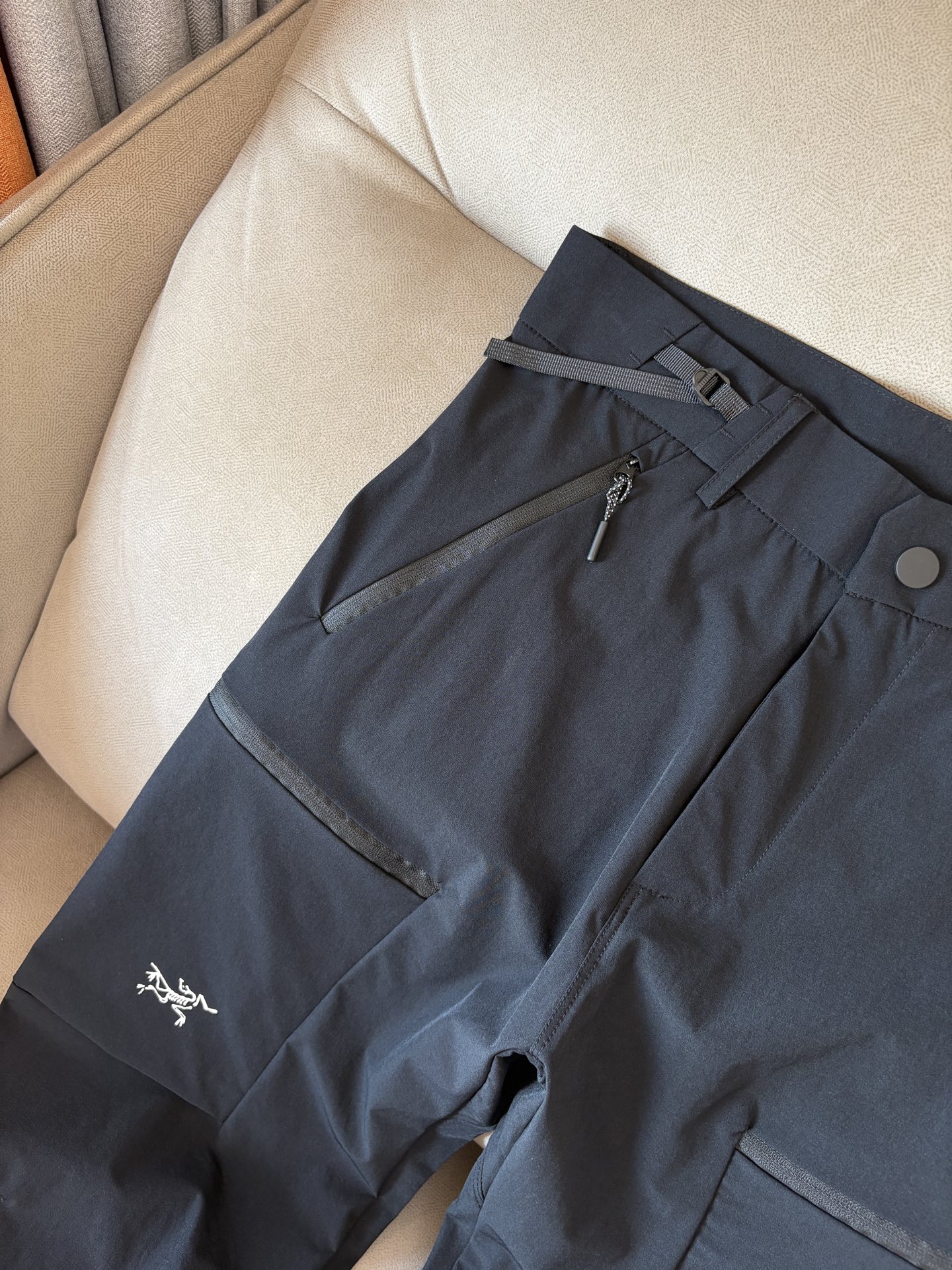 始祖鸟 官网同步 经典户外 工装裤 颜色超级正 海外同步发型 今年流行趋势 进口科技面料 M-3XL