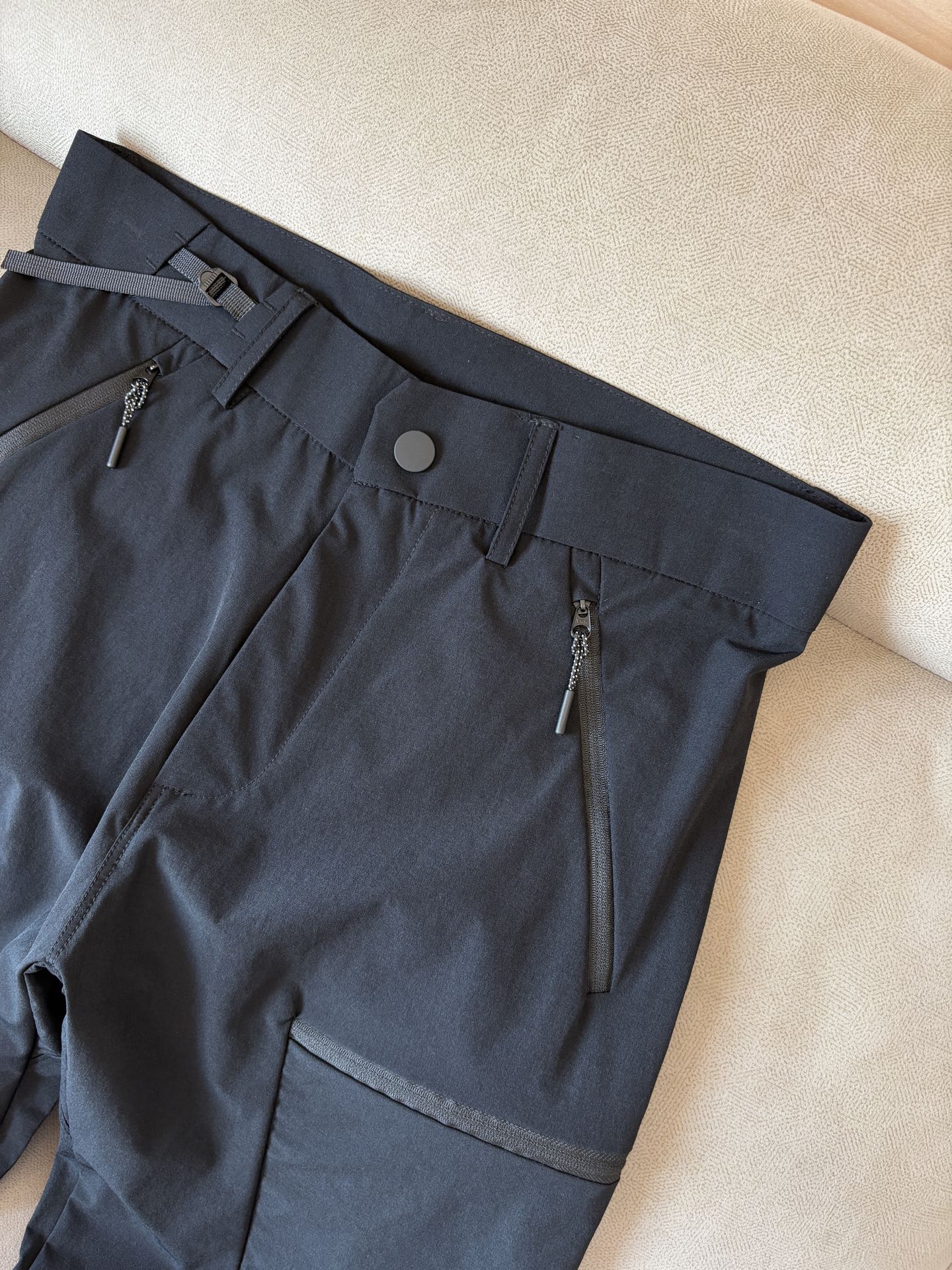 始祖鸟 官网同步 经典户外 工装裤 颜色超级正 海外同步发型 今年流行趋势 进口科技面料 M-3XL