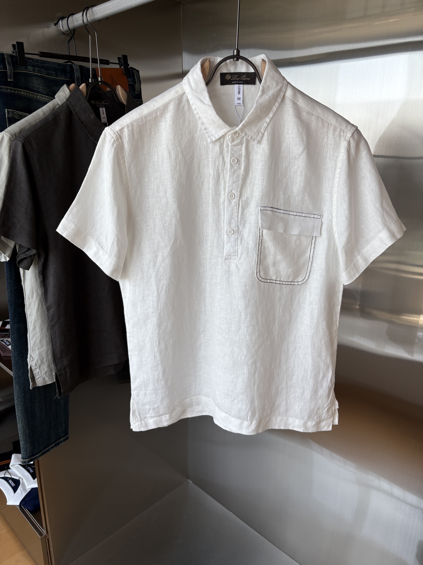 NO:478340,L's new linen men's short-sleeved sleeves, the ceiling of the men's clothing industry, this lapel linen shirt has a delicate craftsmanship precision in each needle, completely different from ordinary fabric cutting. The lines are smooth, the style is crisp, perfectly modifying the body, and the classic lapel design is simple but not atmospheric. The texture is silky, close to the body, skin-friendly and breathable!  Whether it is daily going out or business leisure, you can easily control it, demonstrating the elegant temperament of a man!  Code number M-3XL (48-56), louis vuitton, T-shirt, alexander wang19860909L家2025新款亚麻男士短袖,男装界的天花板,这款翻领麻料衫短袖精准到每一针的细腻工艺,完全区别于普通面料裁剪.线条流畅,版型挺括,完美修饰身形,经典翻领设计,简约而不失大气.质感丝滑,贴身亲肤透气！无论是日常出街还是商务休闲,都能轻松驾驭,彰显男士优雅气质！ 码数M-3XL（48-56）,,louis vuitton,T-shirt,alexander wang,Men's clothing