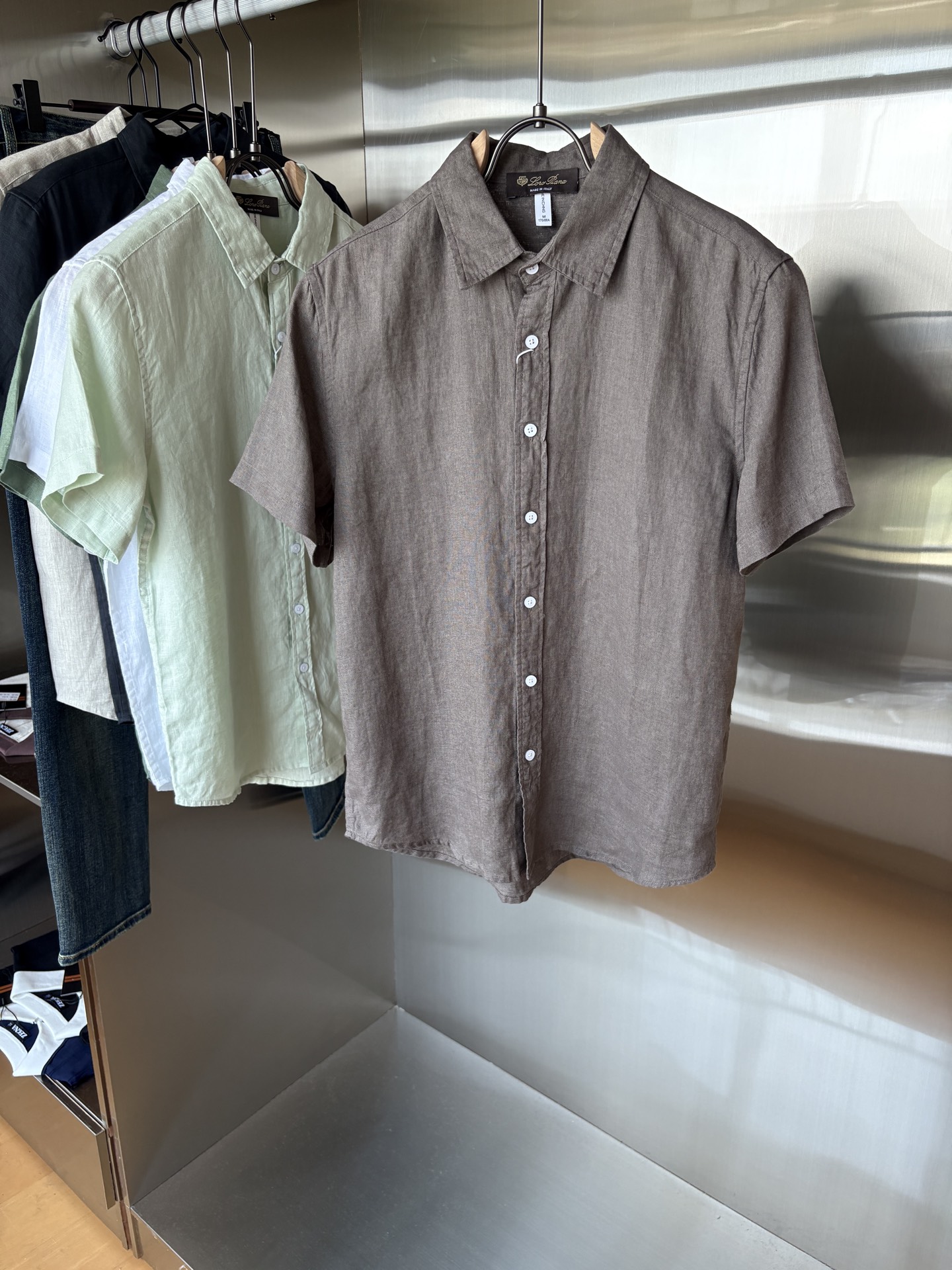 NO:478346,220L30 linen men's short sleeves, the ceiling of men's clothing industry, this lapel linen shirt has a delicate craftsmanship precision for each needle, completely different from ordinary fabric cutting. The lines are smooth, the style is crisp, perfectly modifying the body, and the classic lapel design is simple but not atmospheric. The texture is silky, close to the body, skin-friendly and breathable!  Whether it is daily going out or business leisure, you can easily control it, demonstrating the elegant temperament of a man!  Code number M-3XL (48-56), loro piana, T-shirt, alexander wang19860909220L30亚麻男士短袖,男装界的天花板,这款翻领麻料衫短袖精准到每一针的细腻工艺,完全区别于普通面料裁剪.线条流畅,版型挺括,完美修饰身形,经典翻领设计,简约而不失大气.质感丝滑,贴身亲肤透气！无论是日常出街还是商务休闲,都能轻松驾驭,彰显男士优雅气质！ 码数M-3XL（48-56）,,loro piana,T-shirt,alexander wang,Men's clothing