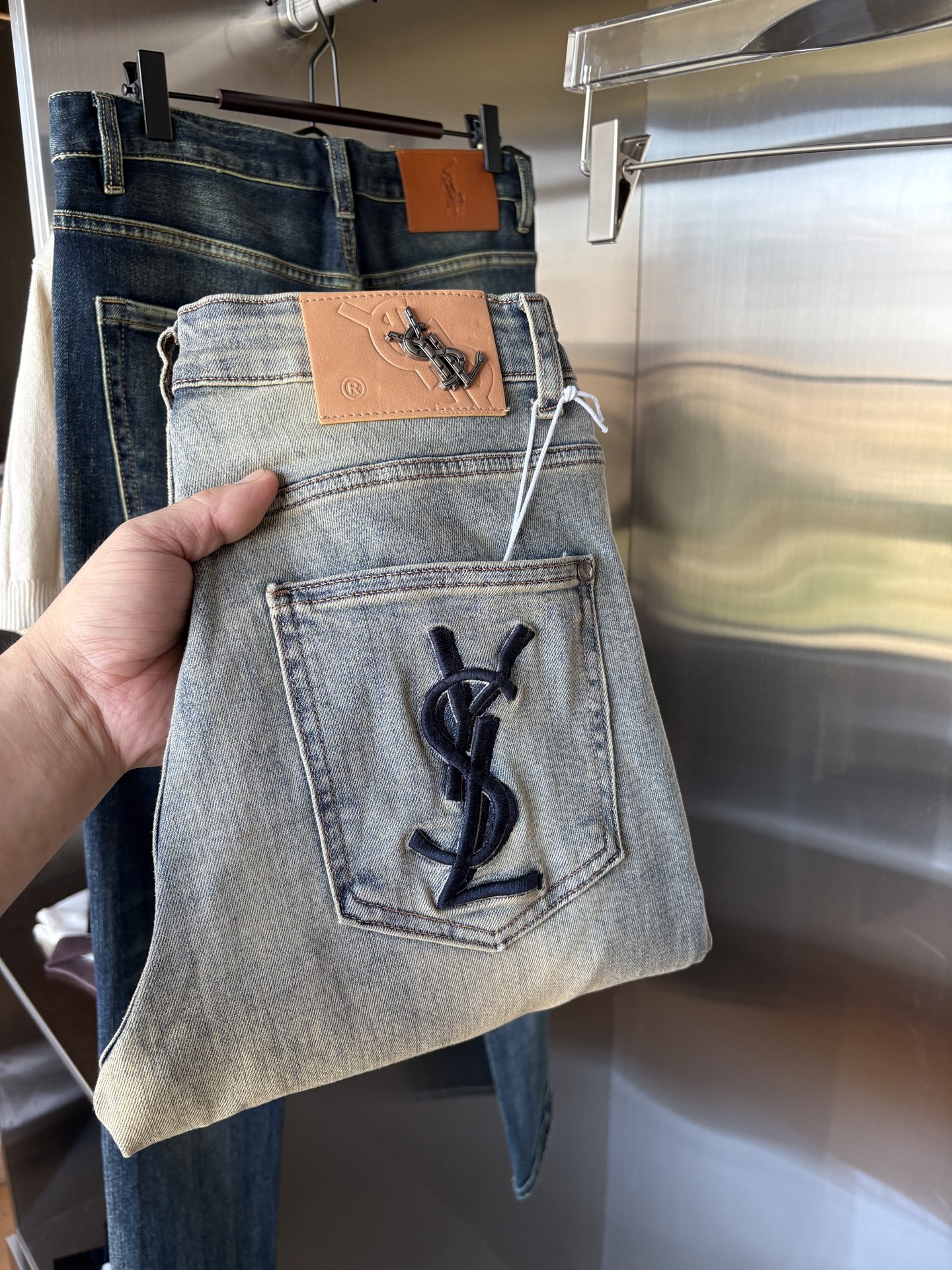 NO:478370,A super stylish jeans, customized original washing denim fabric, unique design, top-grade embroidery craft letter pattern logo, original hardware and auxiliary decoration, an extremely superior jeans, the materials and craftsmanship are extremely luxurious and exquisite, the grade is extremely high, the upper body is handsome and stylish, recommended, 005 yards 29-38 without 35; 37, jeans, alexander wang19860909超级有范儿的一款牛仔裤,定制原版水洗牛仔面料,独特设计,顶级刺绣工艺字母图案logo,原版五金辅料装饰,极为翘楚的一款牛仔裤,用料与工艺都极致奢华精湛,档次极高,上身帅气有型,推荐,005码数29-38没35；37,,jeans,alexander wang,Men's clothing