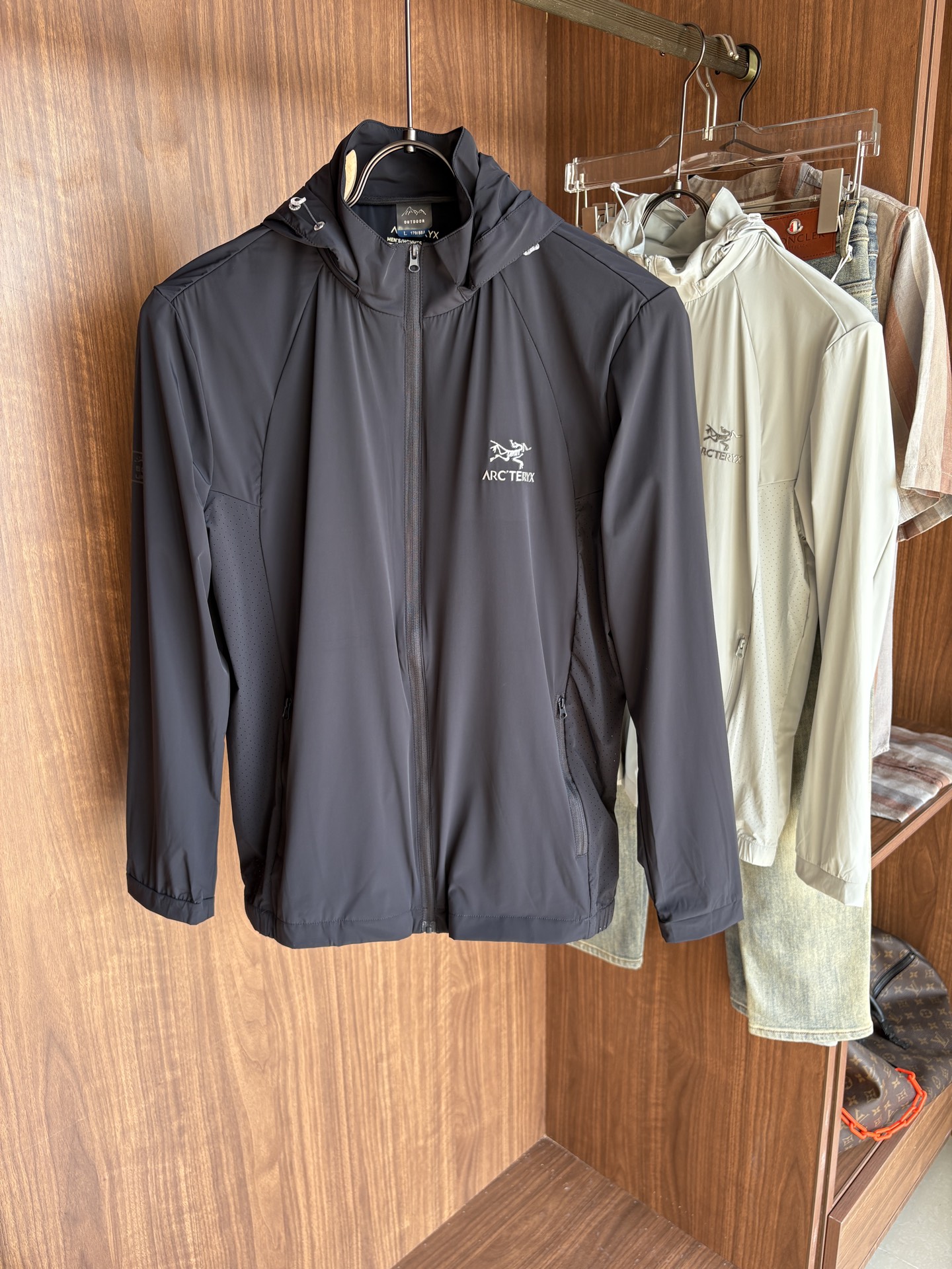 NO:481649,Archaeopteryx official website, the same sun protection and light wind shell sun protection clothing, worn during hot and changing weather adventure activities. Squamish uses tyonotm 3.0 nylon highly windproof fabric. Although it is thin but very strong, it has an ultra-light minimalist structure model. Sun protection index 50+ certified model!  High-end quality is invincible!  Thin function small skin clothing sun protection clothing!  The same style of men and women can be matched with couple outfits!  L-4XL, arc'teryx,alexander wang19860909始祖鸟 官网同款防晒轻薄风壳防晒衣皮肤衣 炎热而多变的天气冒险活动时穿着.squamish连采用tyonotm 3.0 尼龙高度防风面料 虽轻薄但强度很大,具有超轻的极简结构款号 防晒指数50+认证款！高端品质无敌！ 机能薄型小皮肤衣防晒衣！ 男女同款可配情侣装！L-4XL,arc'teryx,alexander wang,Men's clothing