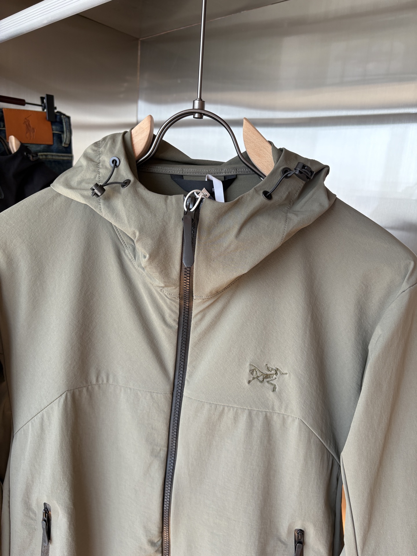 爆款 顶配 Beta SL冲锋衣是一款专为户外探险设计的高性能外套。
采用GORE-TEX 面料。
具备