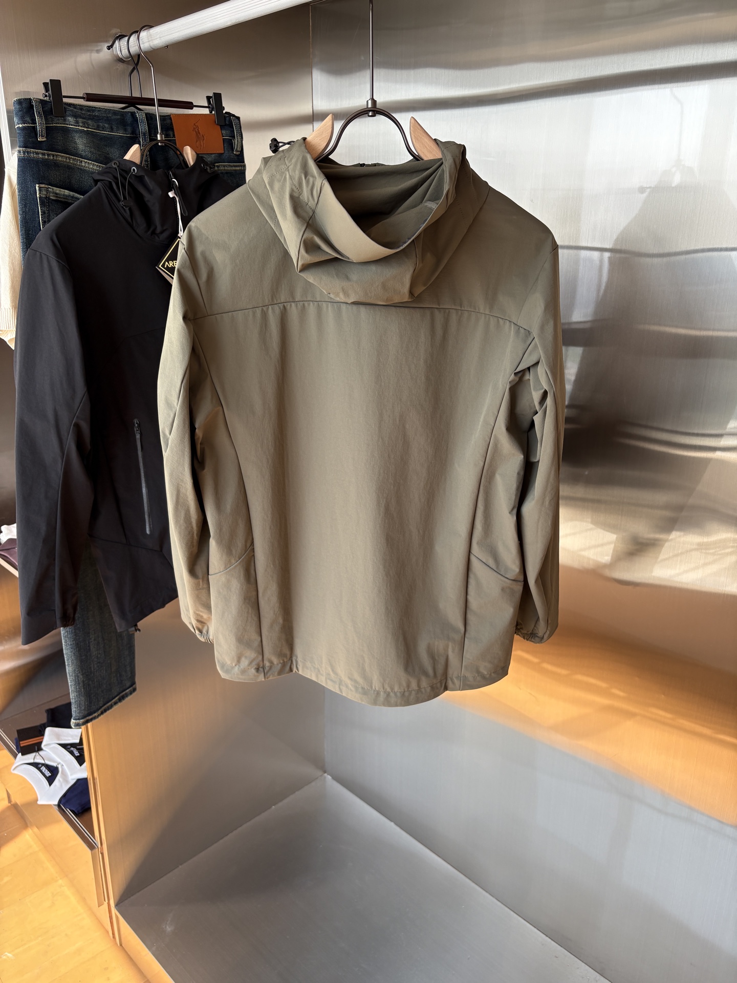 爆款 顶配 Beta SL冲锋衣是一款专为户外探险设计的高性能外套。
采用GORE-TEX 面料。
具备