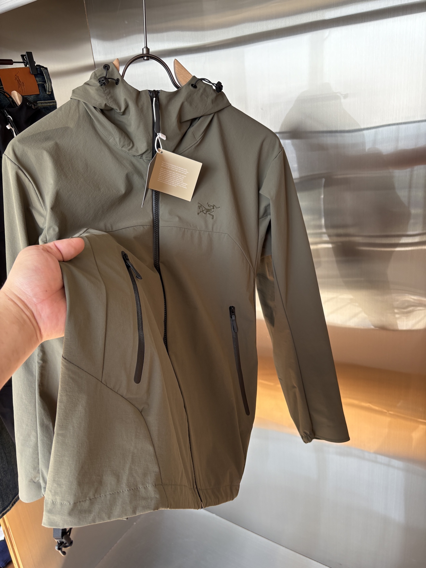 爆款 顶配 Beta SL冲锋衣是一款专为户外探险设计的高性能外套。
采用GORE-TEX 面料。
具备