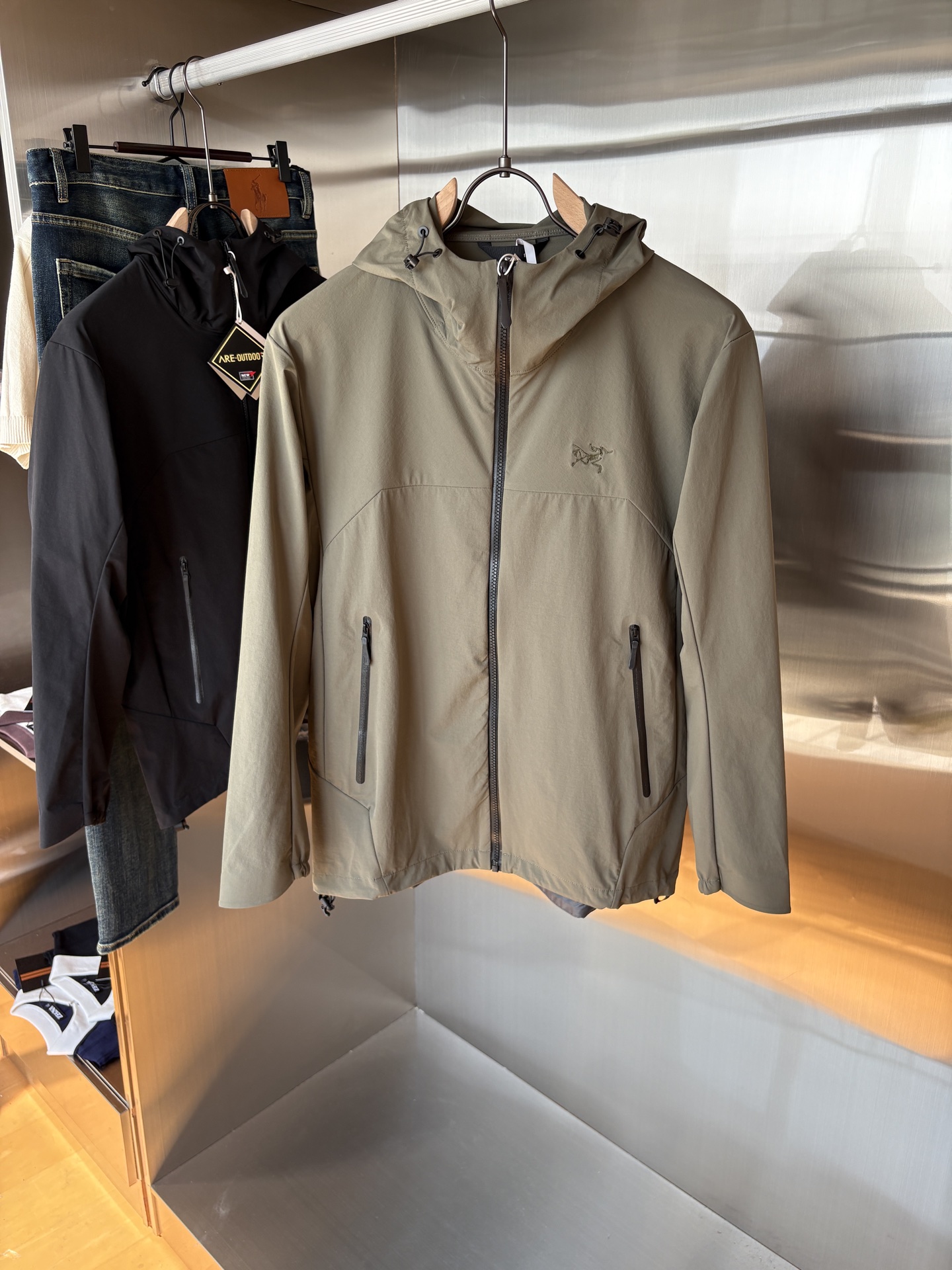 NO:499243,Top-up Beta SL jacket is a high-performance jacket designed for outdoor adventure. It is made of GORE-TEX fabric. It has excellent waterproof and breathable properties to ensure that it remains dry and comfortable in bad weather. Its high-quality design makes it easy to carry and is ideal for long-term hiking and traveling. The new Beta SL color is not only fashionable and eye-catching, but also increases visibility during outdoor activities and improves safety. The unique StormHood hood design provides comprehensive head protection without affecting the field of view. The underarm zipper design enhances breathability and prevents overheating. Whether it is mountaineering, hiking or daily commuting, the Archaeoptera Beta SL Sequoia jacket is an indispensable choice for you. Color black; green Size L-4XL, arc'teryx, jackets & coats,hats,alexander  wang19860909爆款 顶配 Beta SL冲锋衣是一款专为户外探险设计的高性能外套. 采用GORE-TEX 面料. 具备卓越的防水透气性能,确保在恶劣天气下依然保持干爽舒适. 其高质量设计使其便于携带,非常适合长时间的徒步和旅行. Beta SL新色不仅时尚亮眼,还增加了户外活动中的可见性,提升安全性.独特的 StormHood帽兜设计,提供全面的头部保护,同时不影响视野. 腋下拉链设计增强了透气性,防止过热.无论是登山、徒步还是日常通勤,始祖鸟Beta SL红杉色冲锋衣都是您不可或缺的理想选择. 颜色黑色；绿色 尺码L-4XL,arc'teryx,jackets & coats,hats,alexander wang,Men's clothing