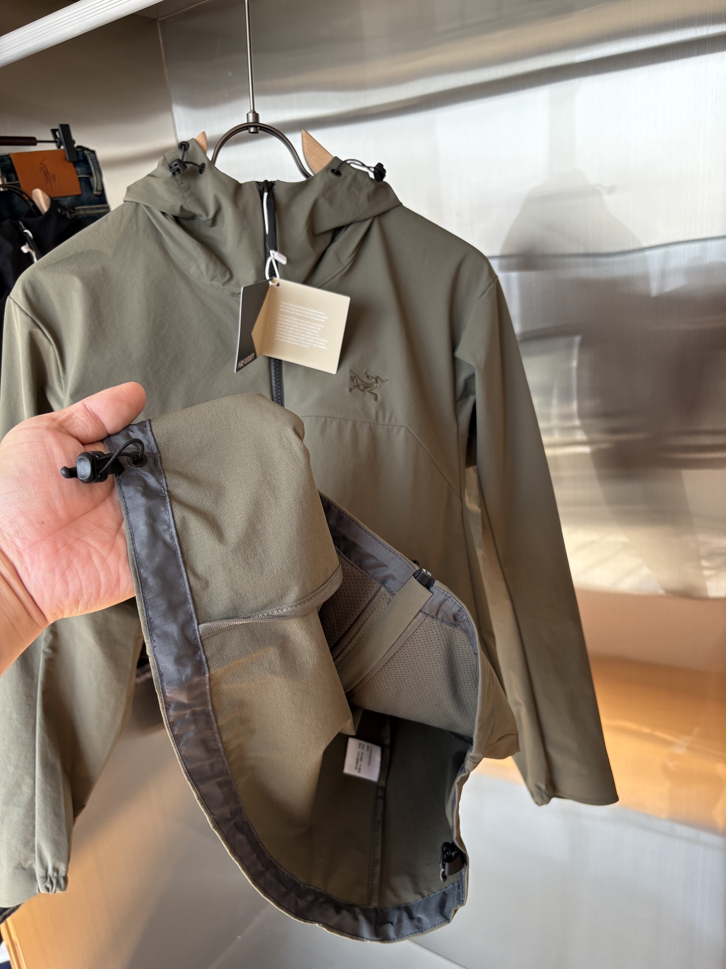 爆款 顶配 Beta SL冲锋衣是一款专为户外探险设计的高性能外套。
采用GORE-TEX 面料。
具备